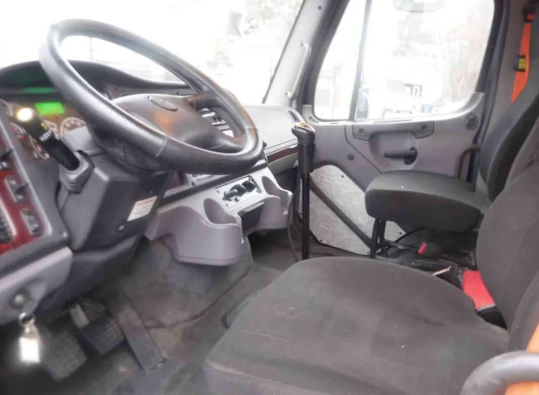 2018 Freightliner M2112 - image 4 of 6