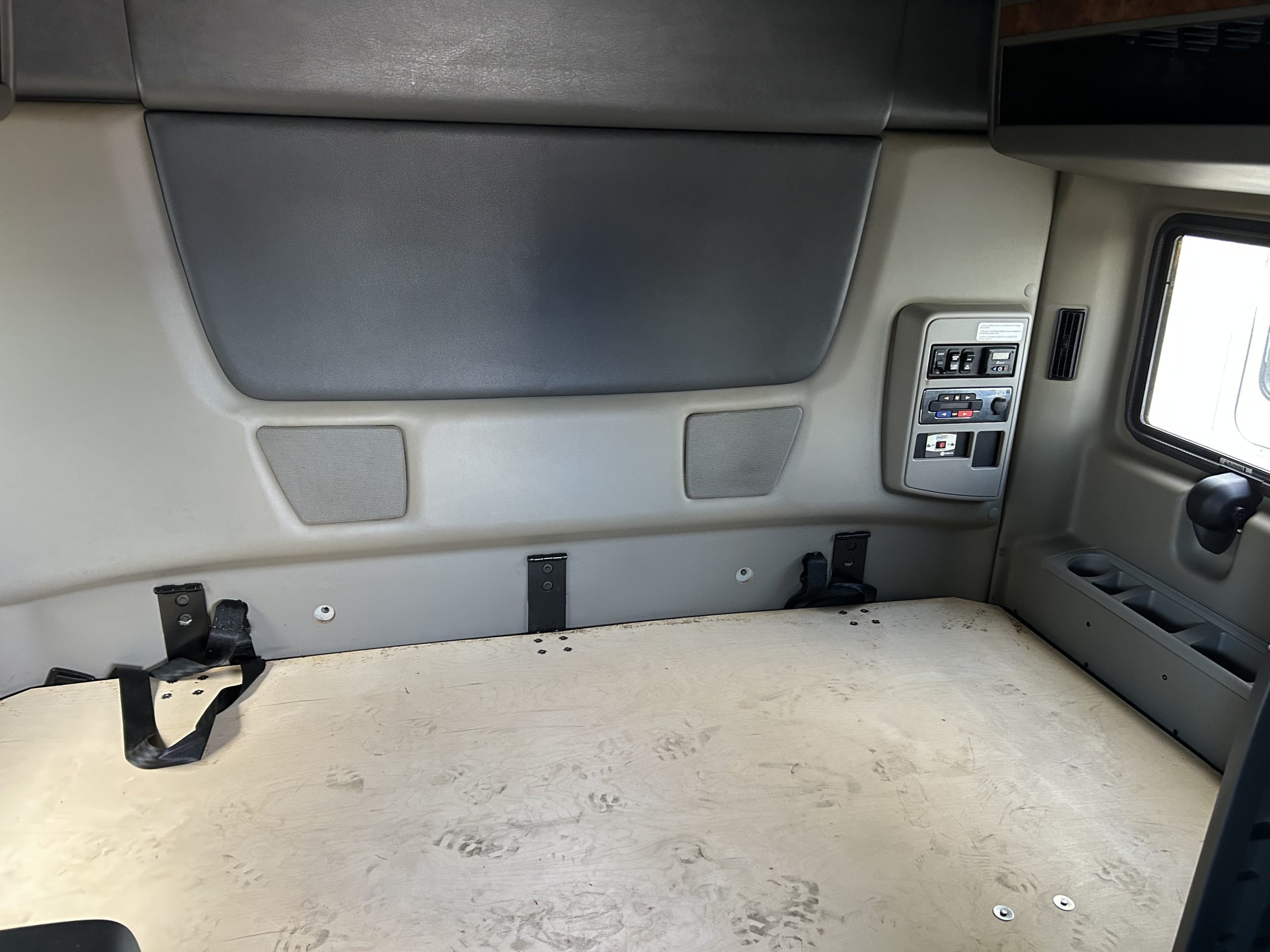 2022 International LT625 - image 6 of 6