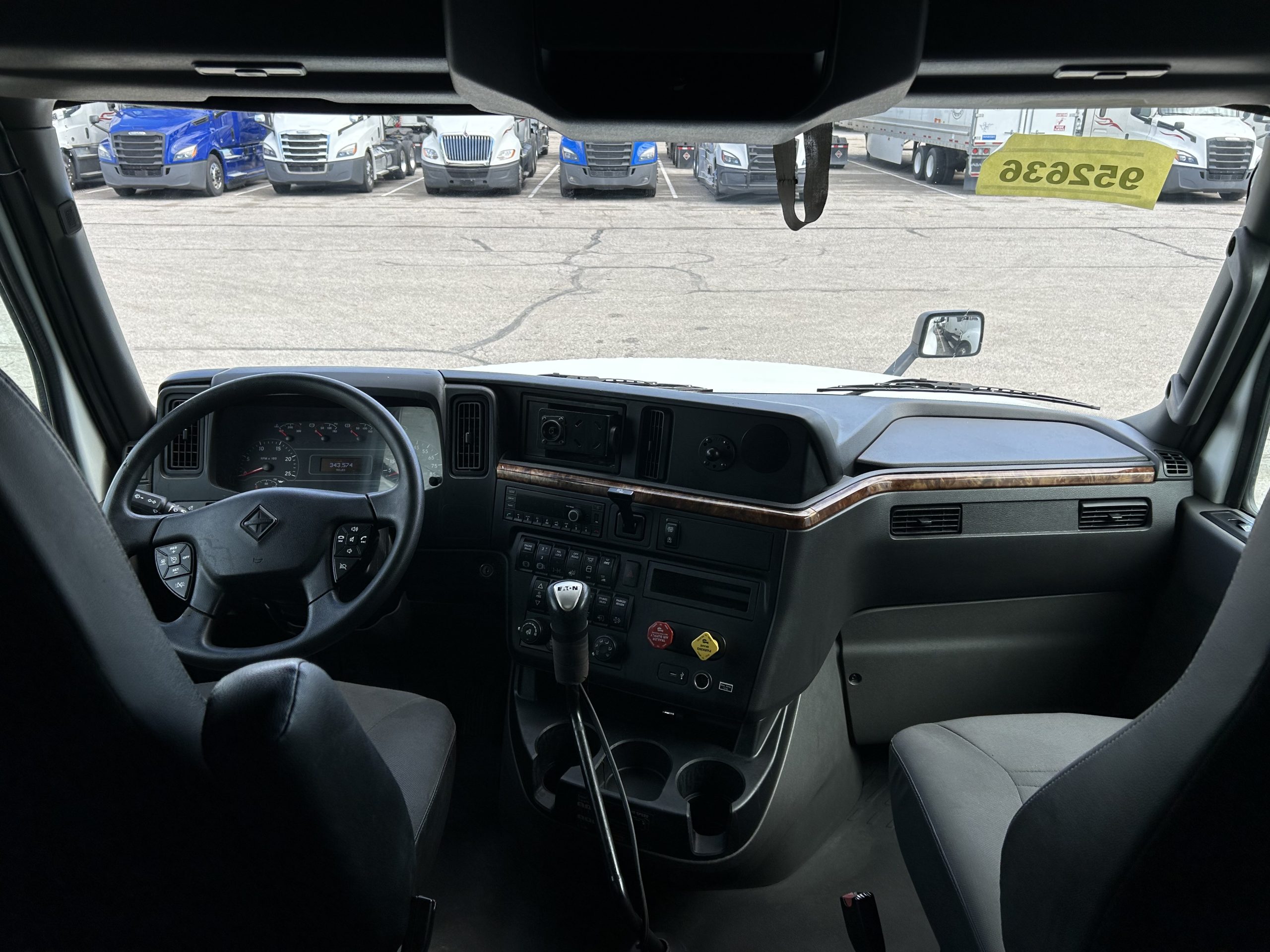 2022 International LT625 - image 5 of 6