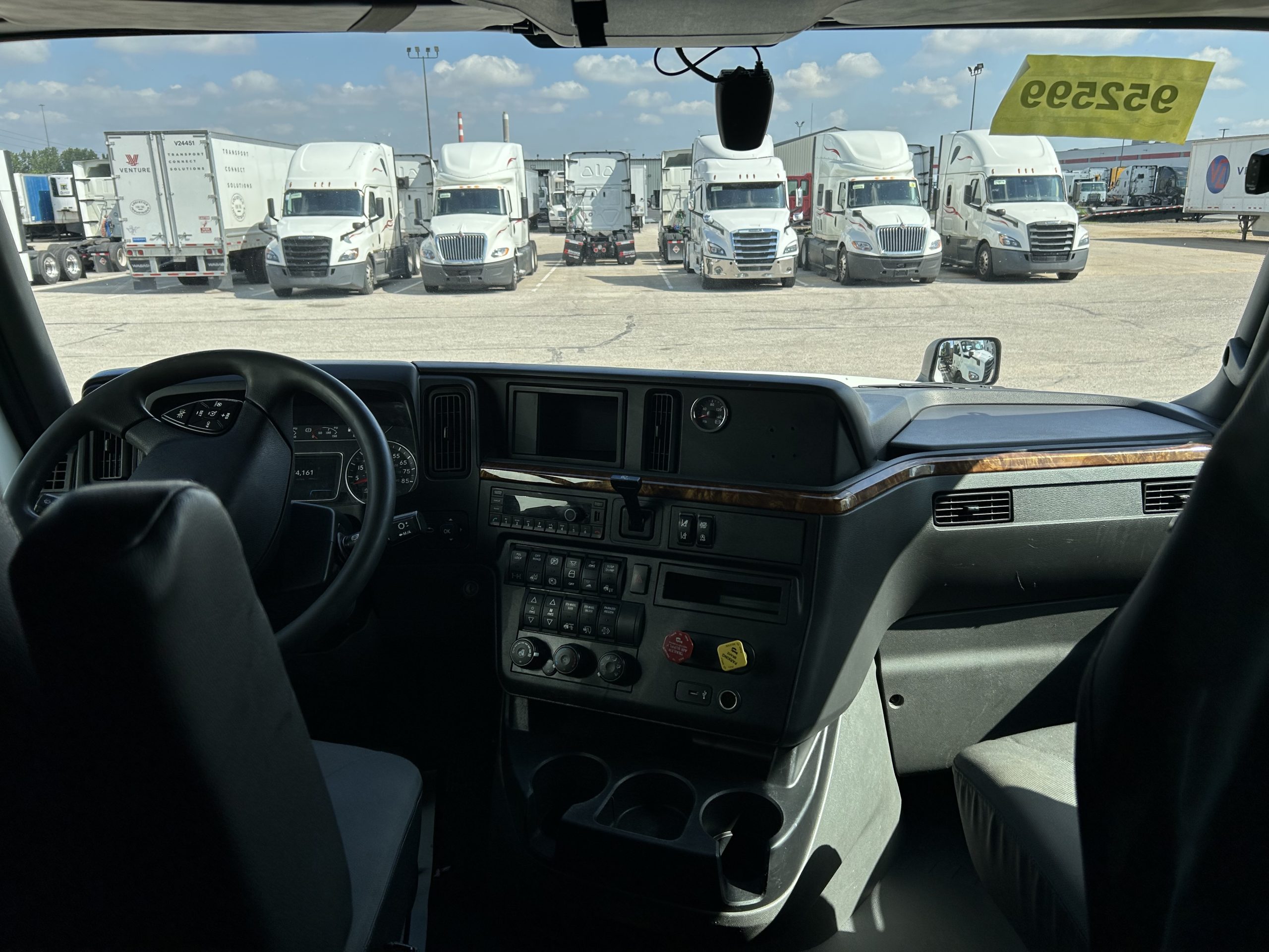 2022 International LT625 - image 5 of 6