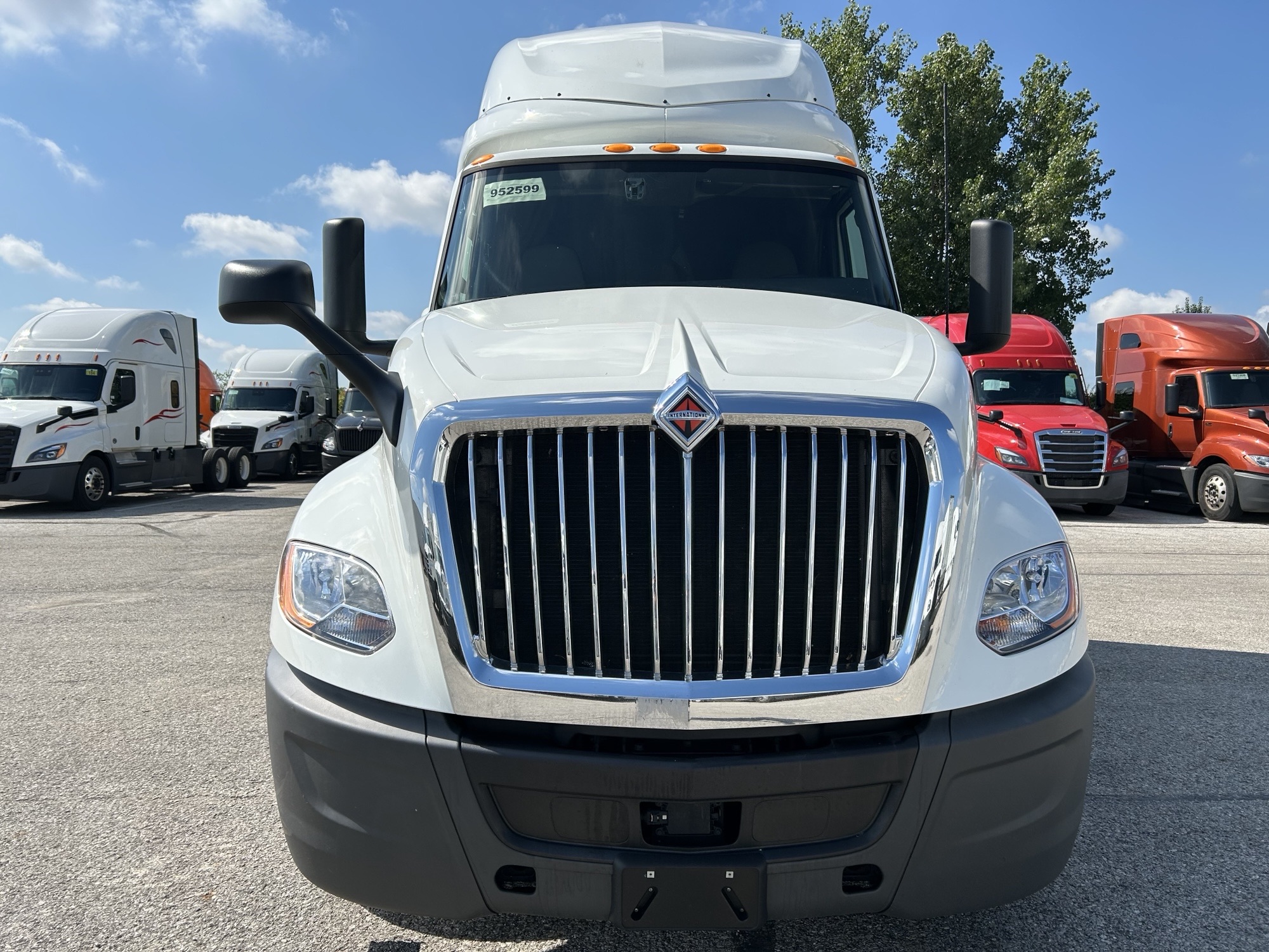 2022 International LT625 - image 2 of 6