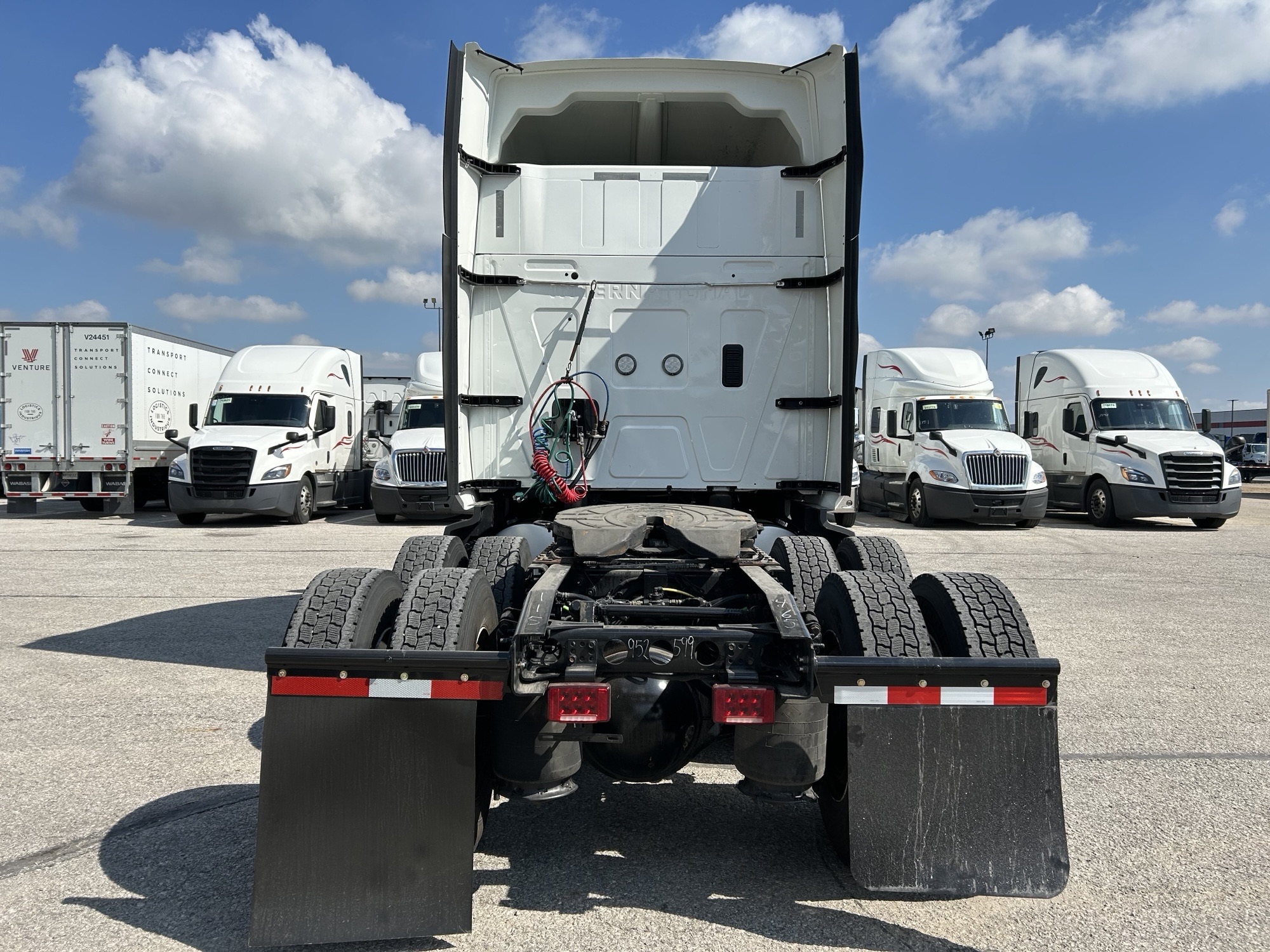 2022 International LT625 - image 4 of 6