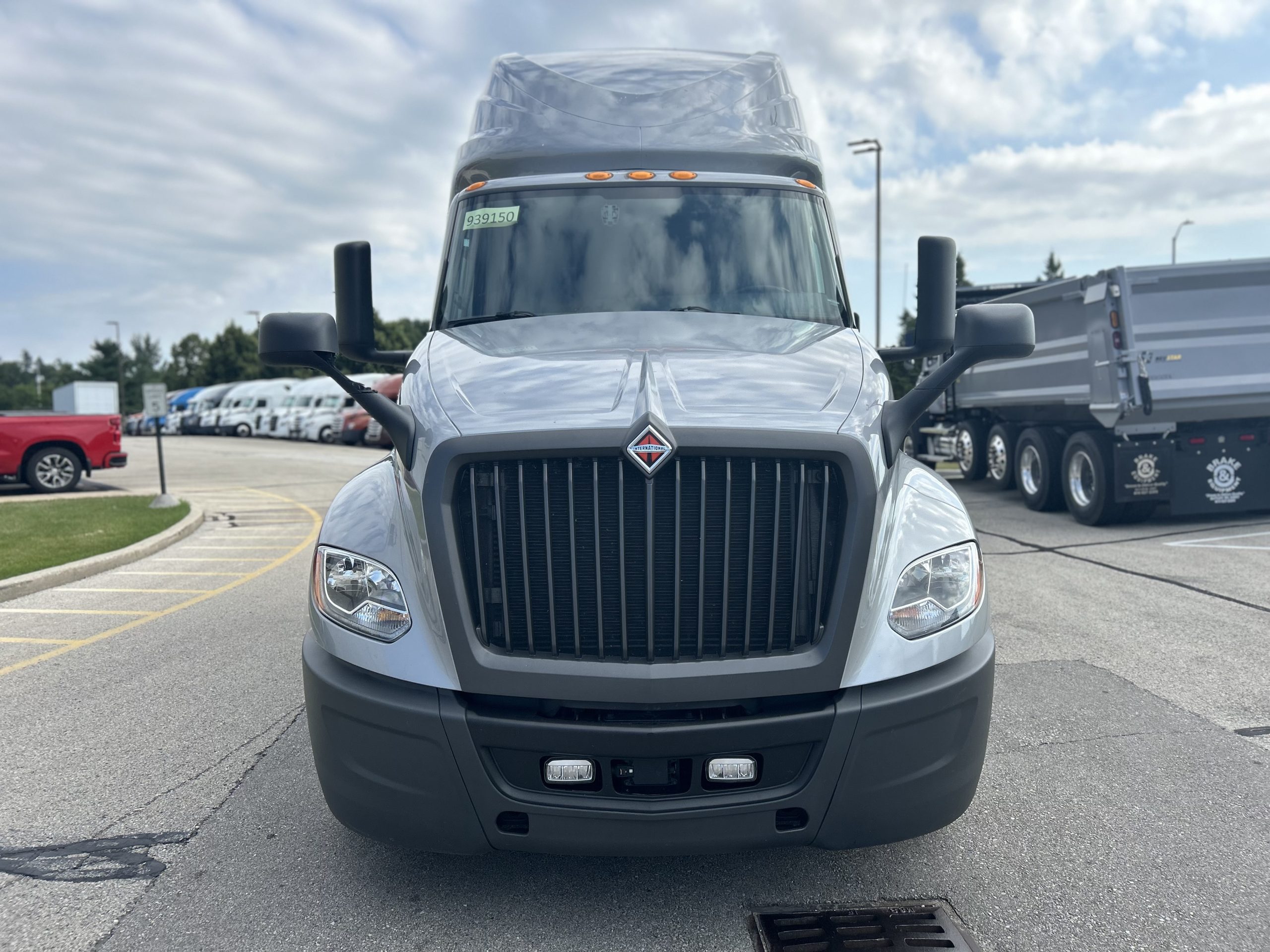 2022 International LT625 - image 2 of 6