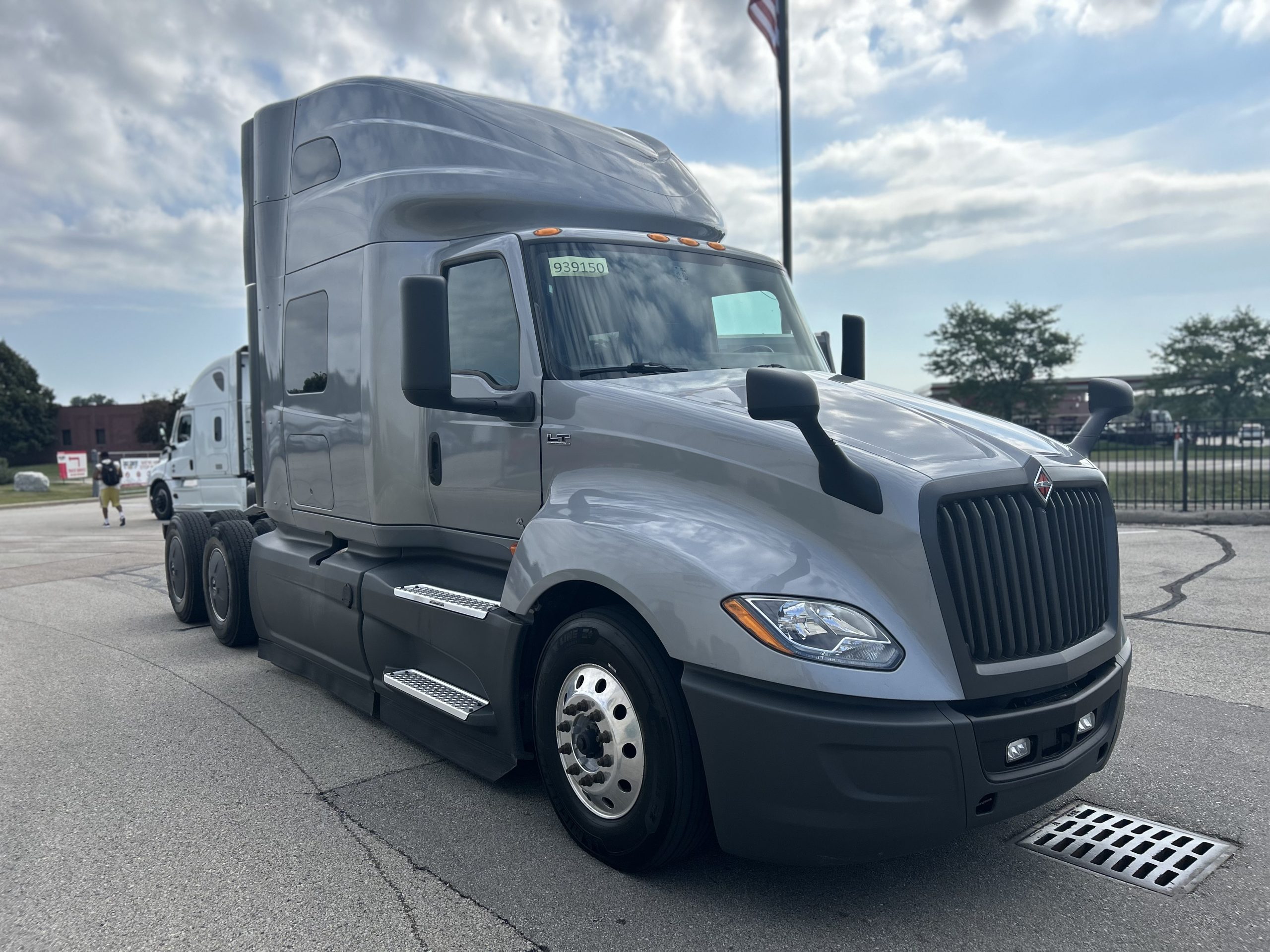 2022 International LT625 - image 3 of 6