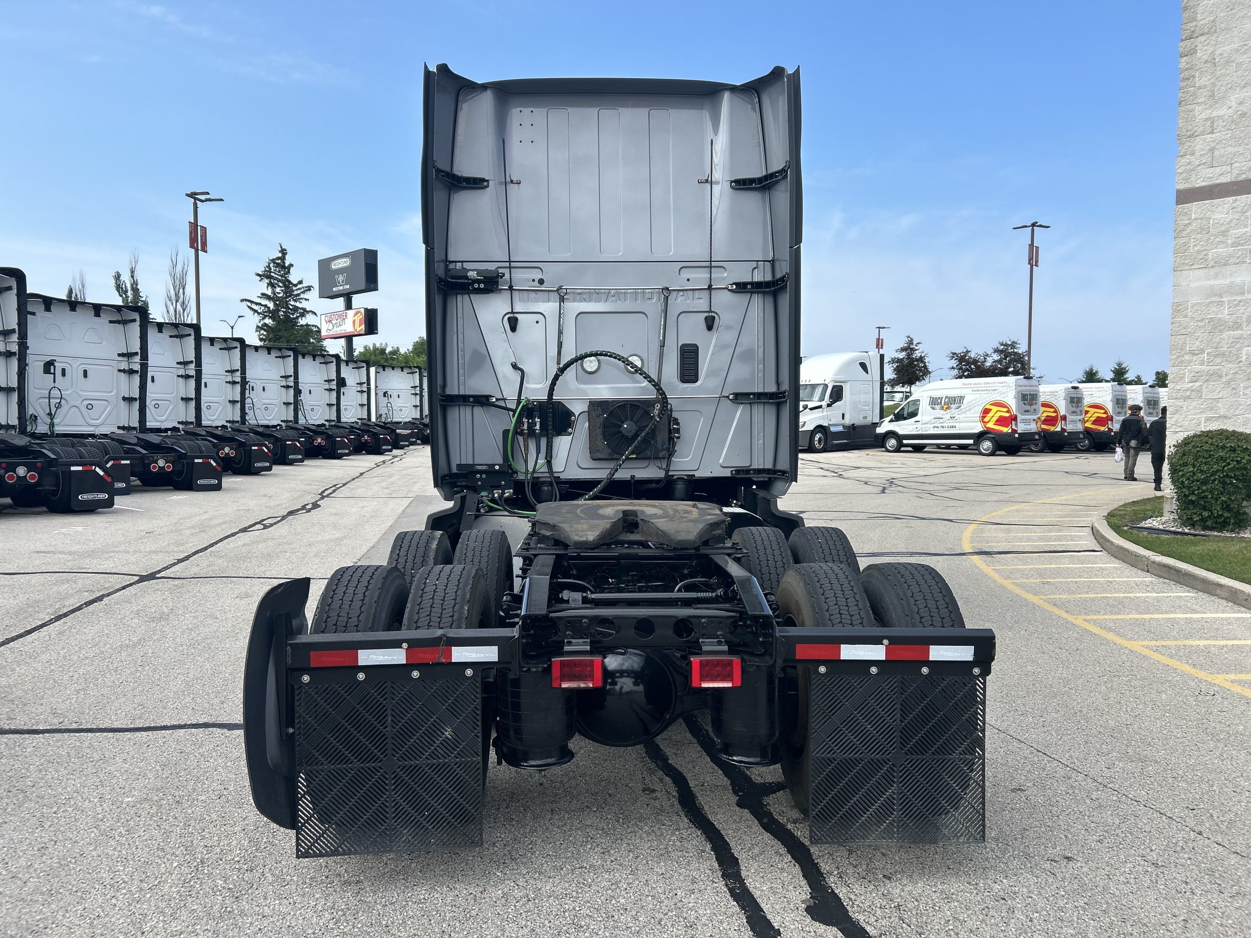2022 International LT625 - image 5 of 6