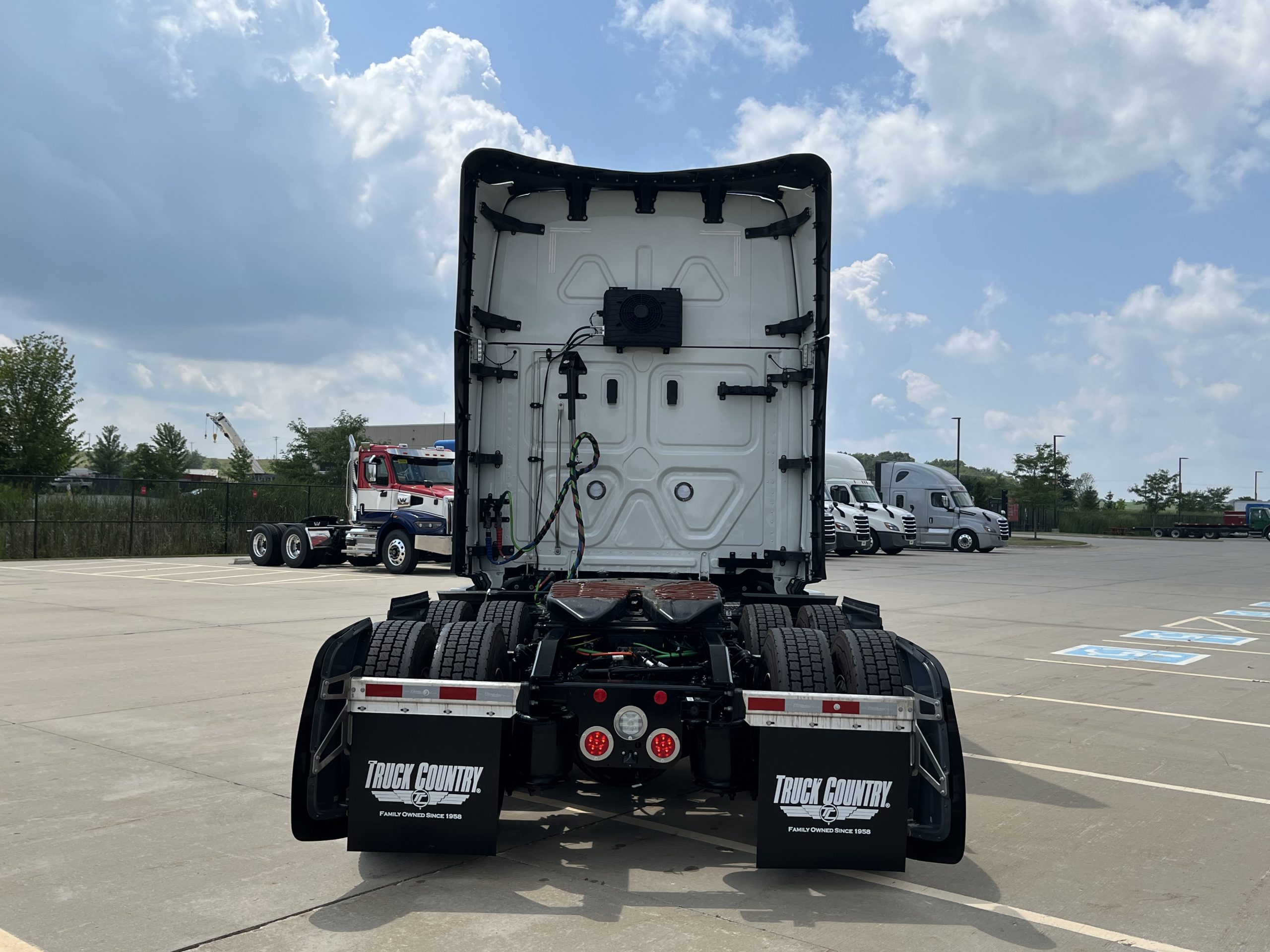 2026 Freightliner PJ126SLP - image 4 of 6