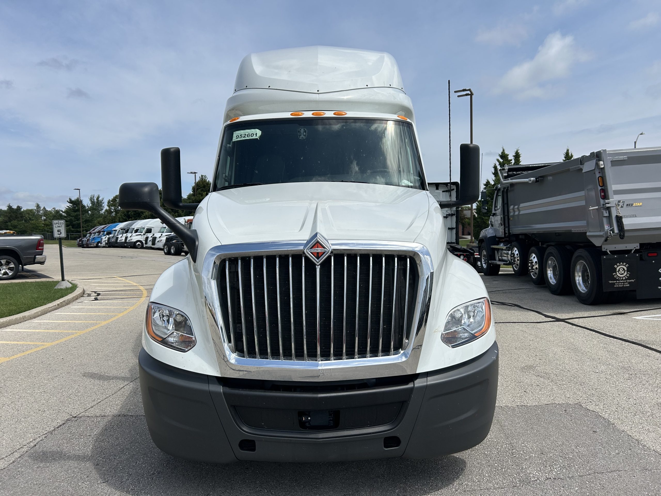 2022 International LT625 - image 2 of 6
