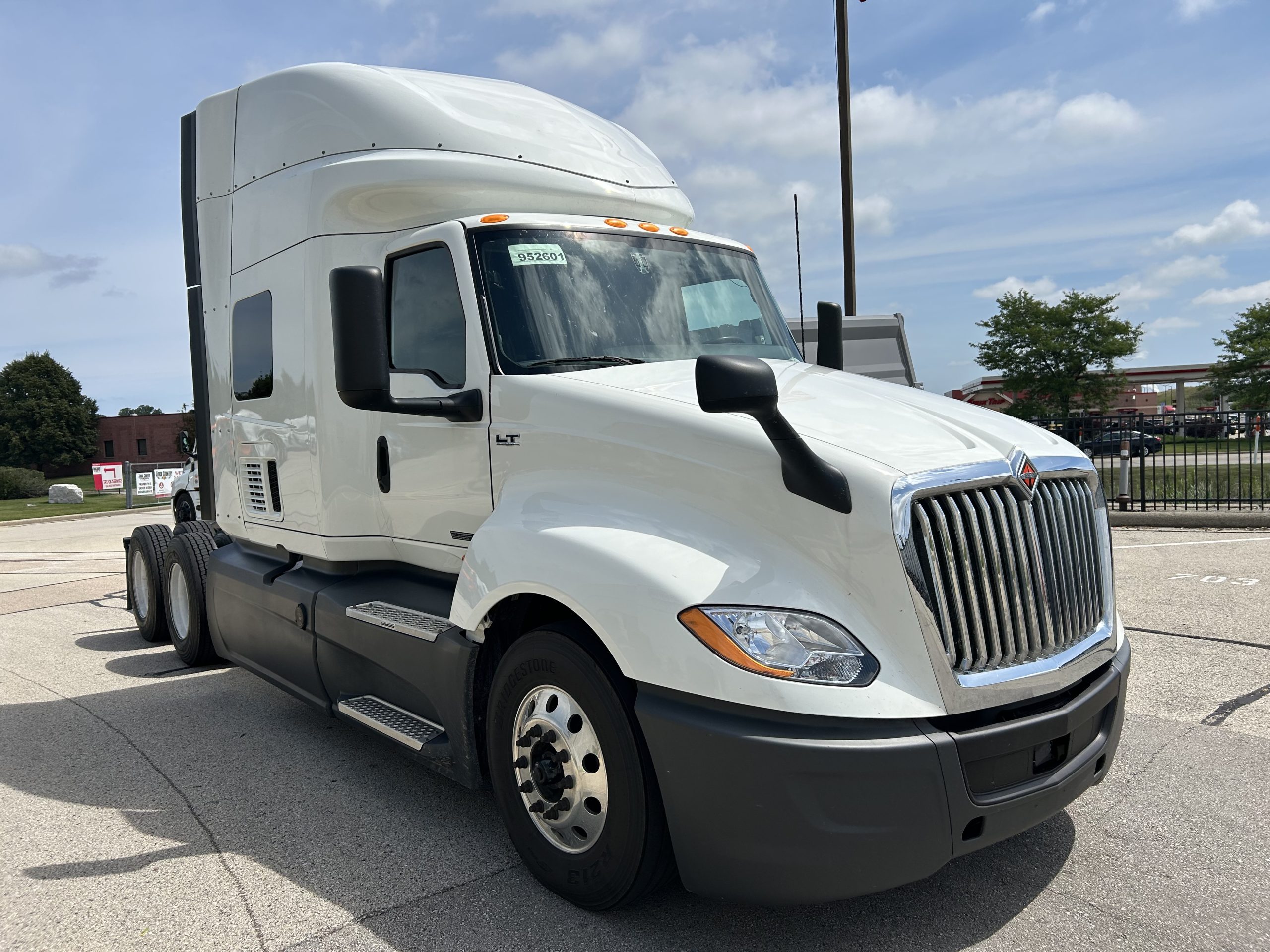 2022 International LT625 - image 3 of 6