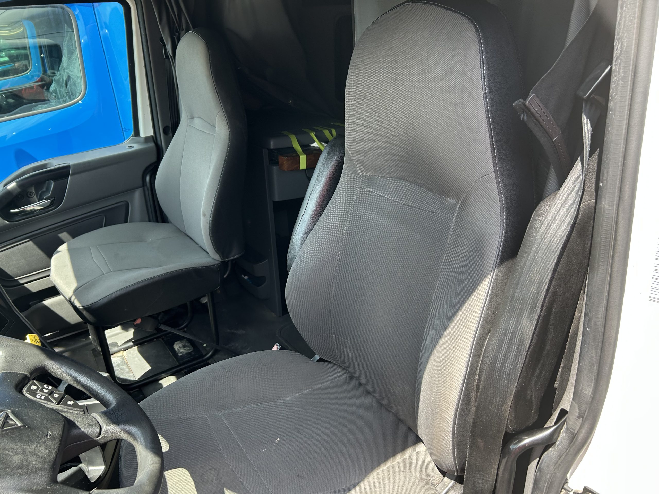 2022 International LT625 - image 6 of 6