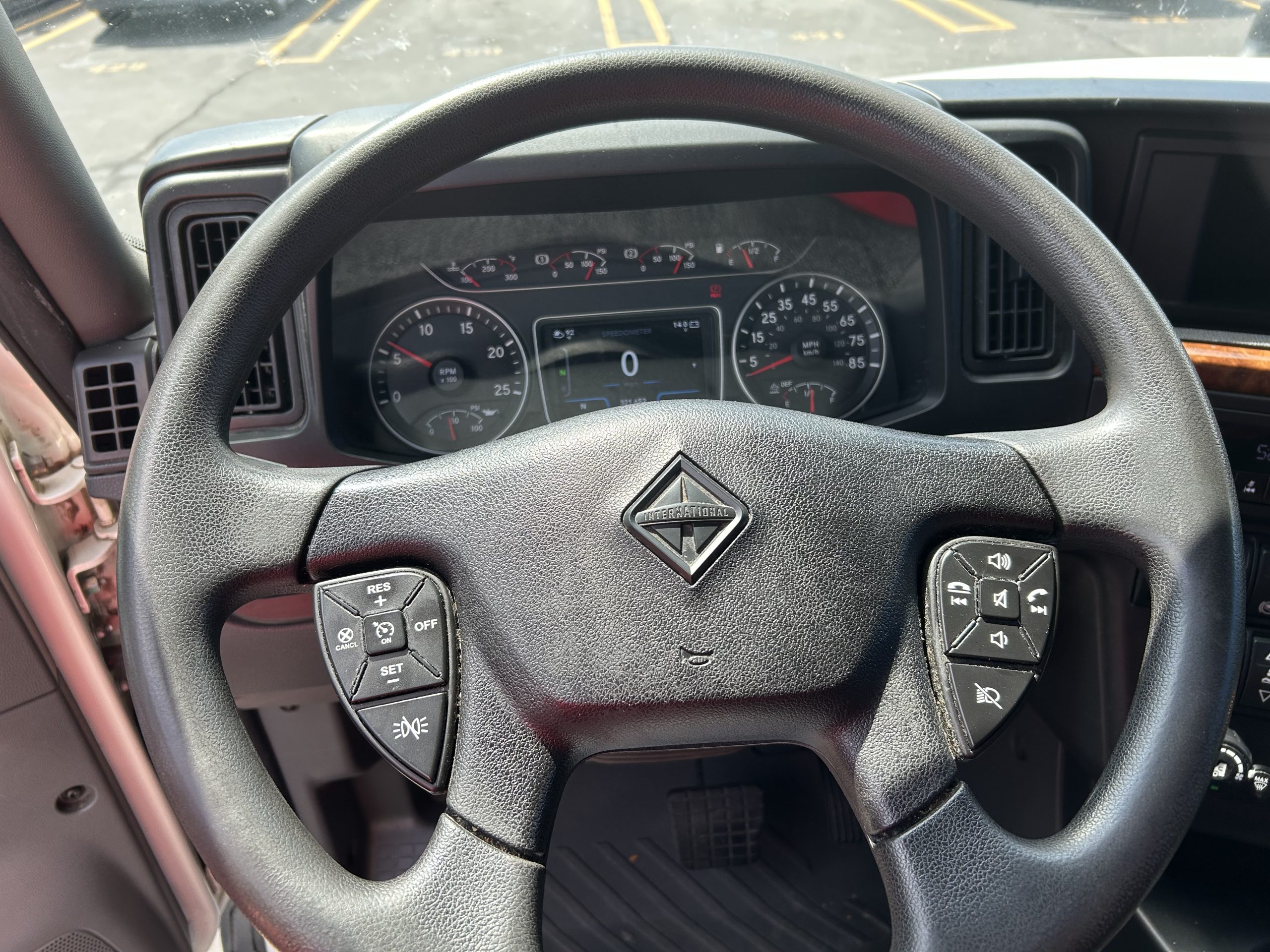 2022 International LT625 - image 5 of 6