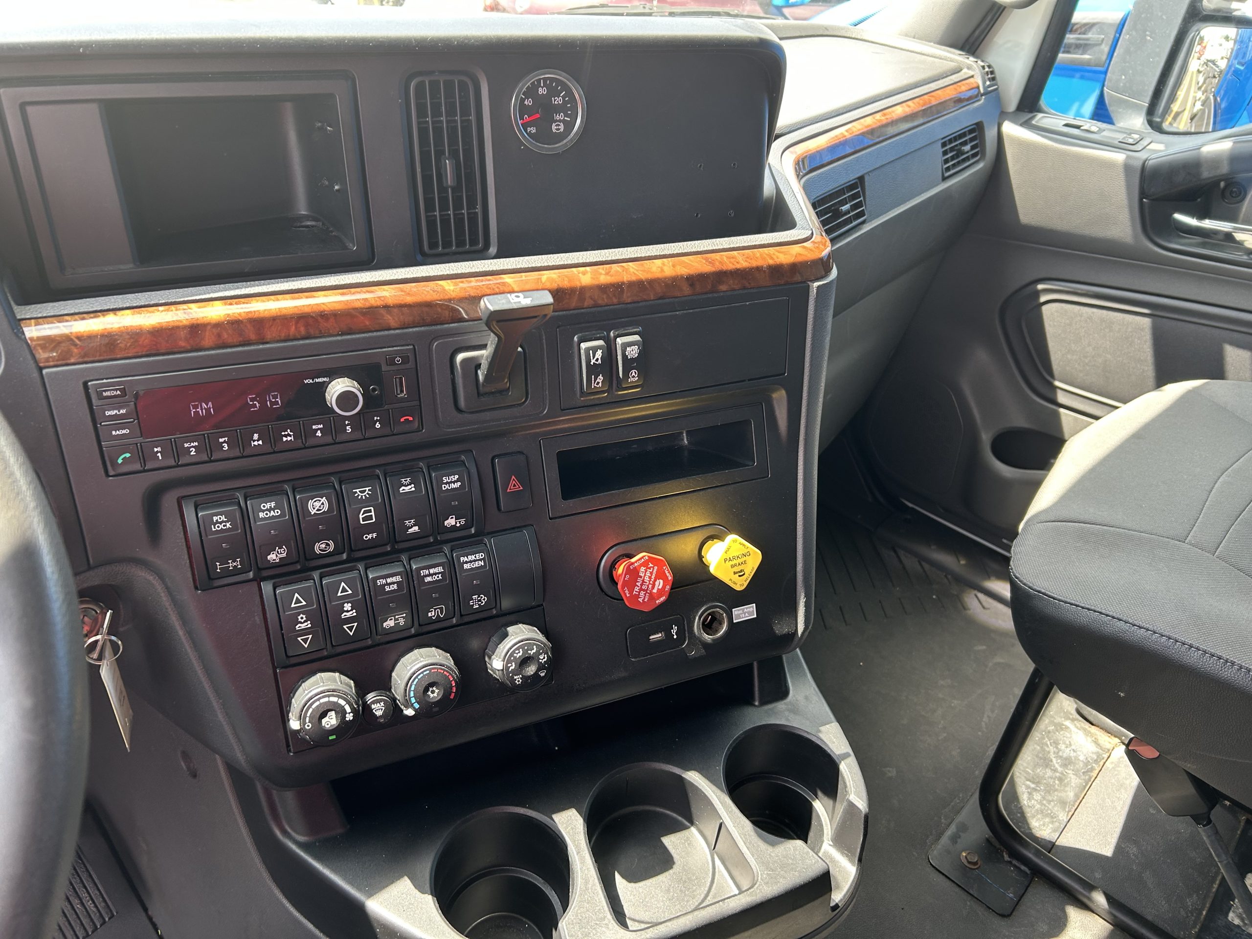 2022 International LT625 - image 6 of 6