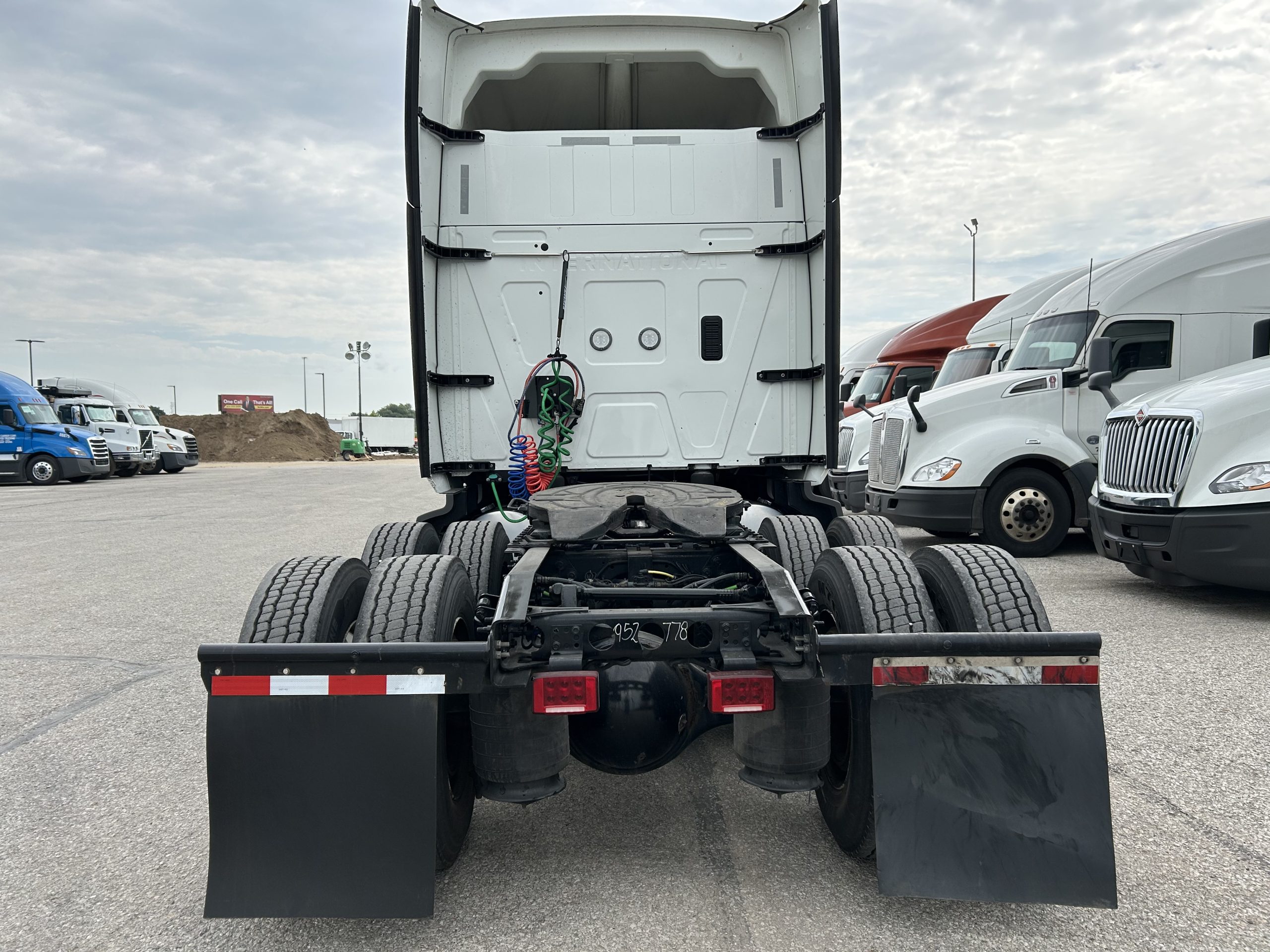 2022 International LT625 - image 4 of 6