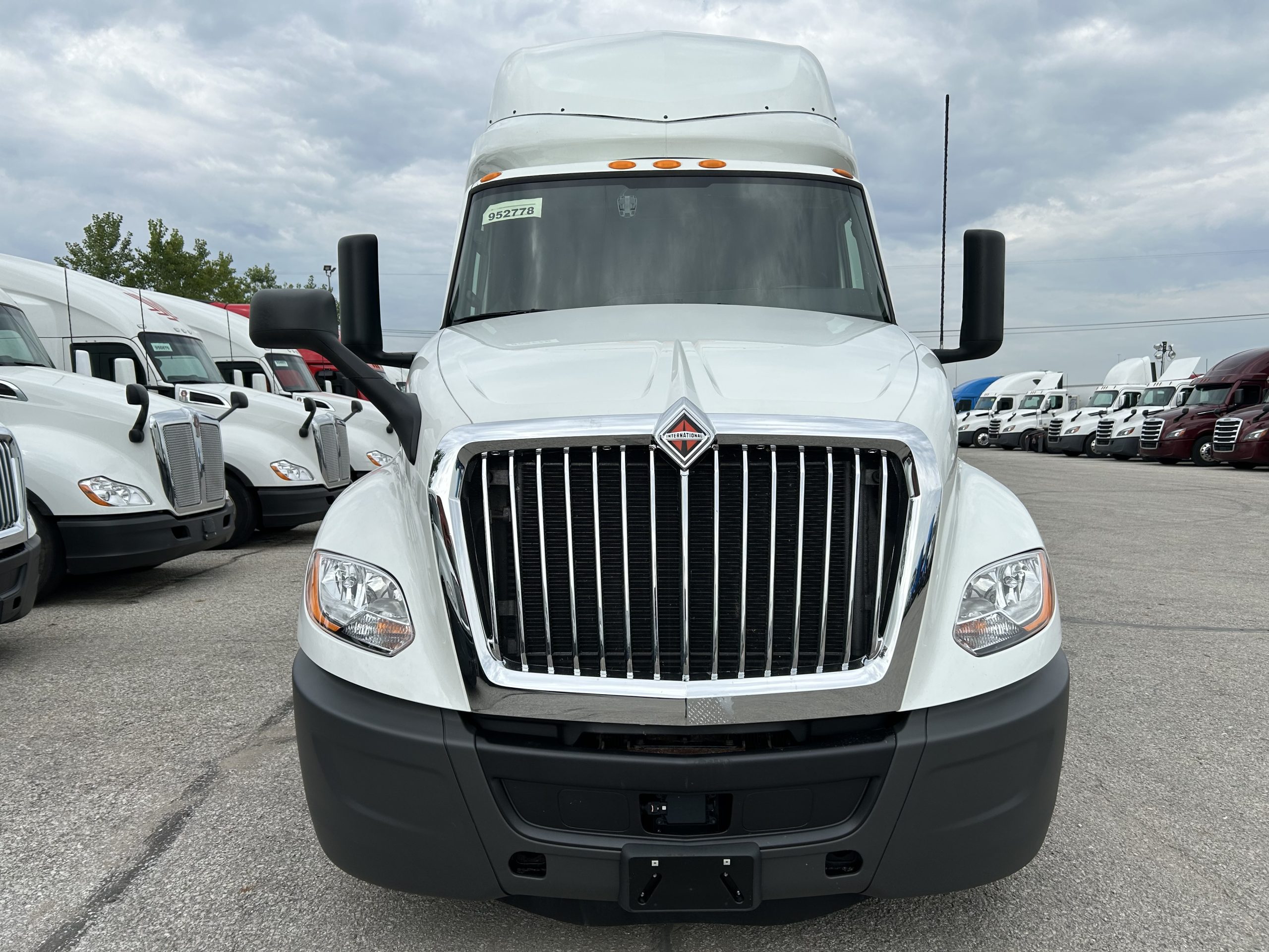 2022 International LT625 - image 2 of 6