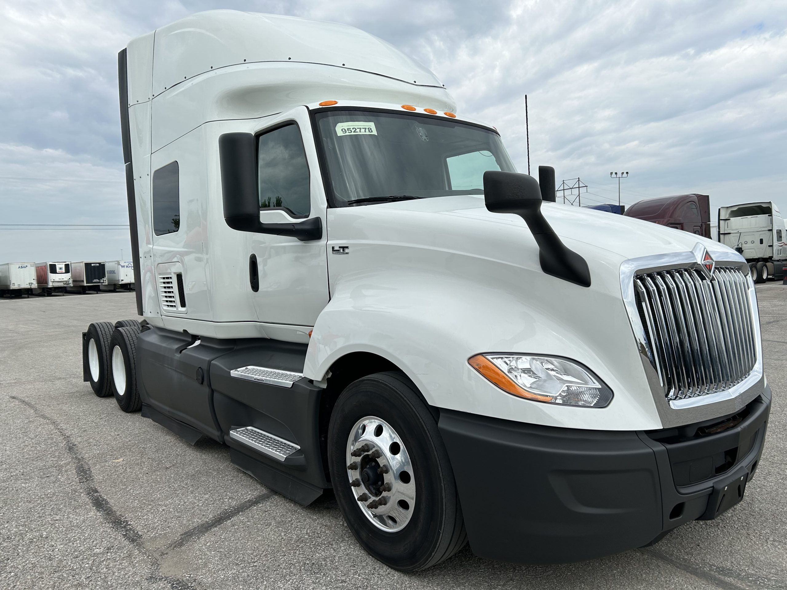 2022 International LT625 - image 3 of 6