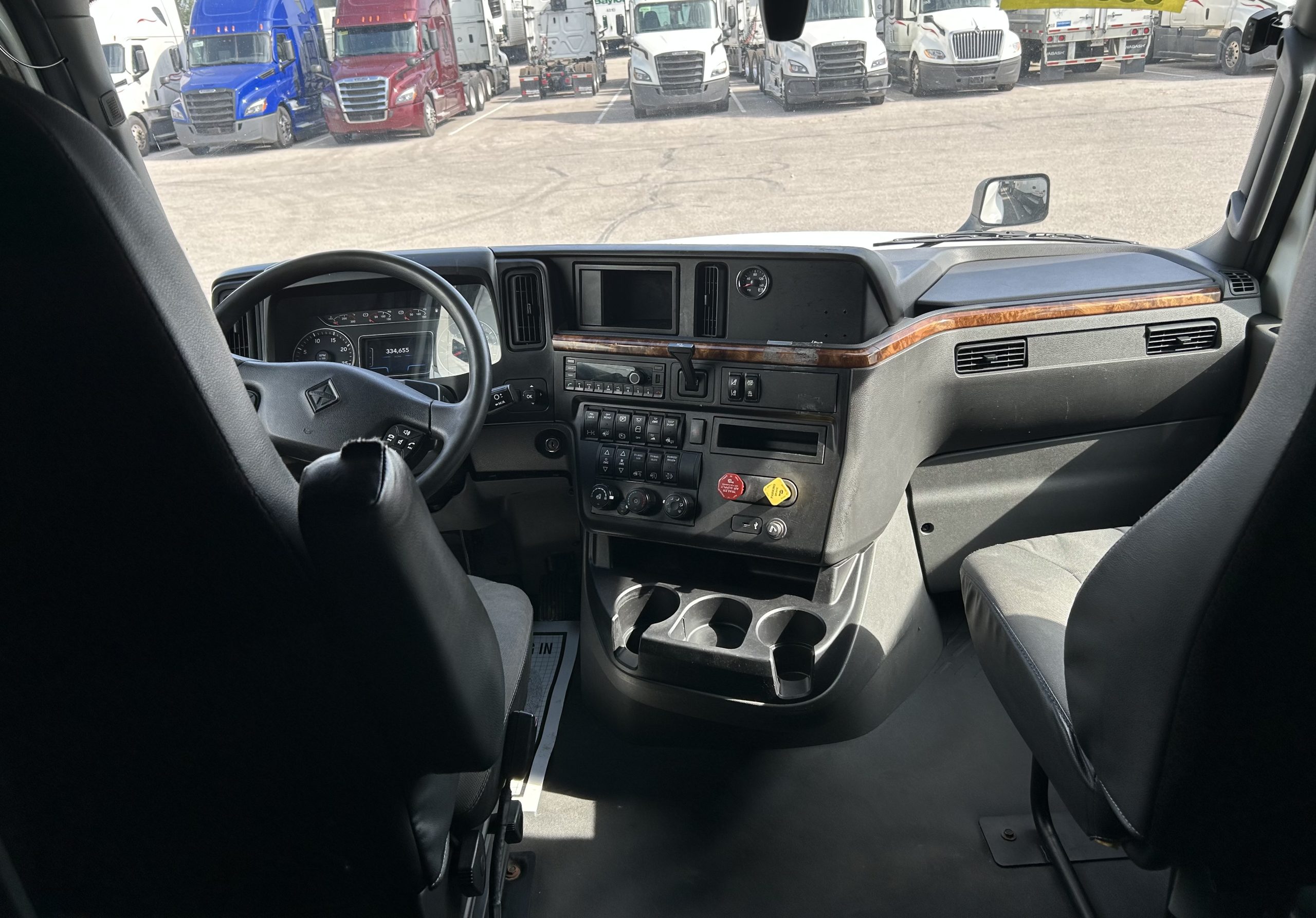 2022 International LT625 - image 5 of 6