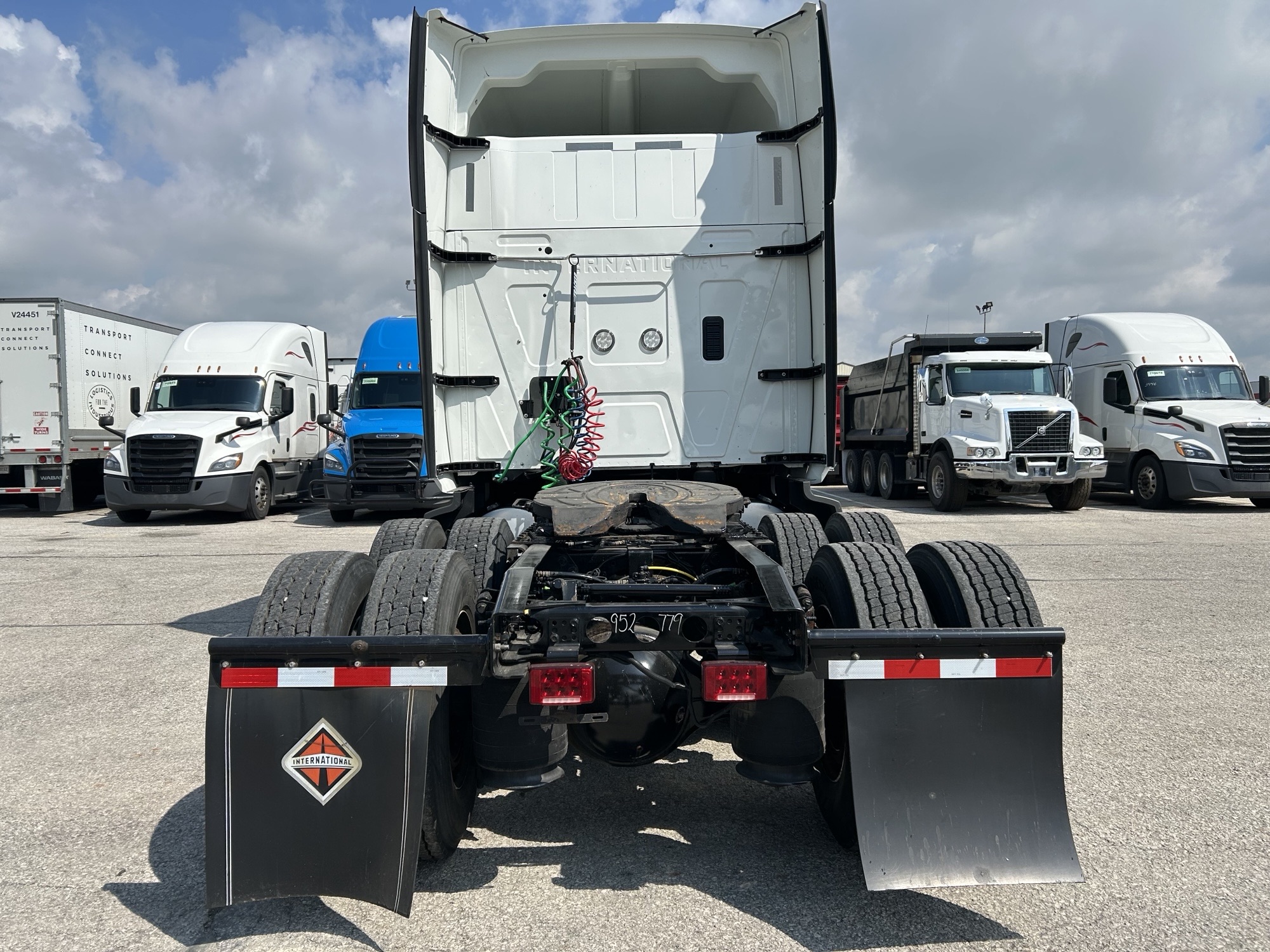 2022 International LT625 - image 4 of 6