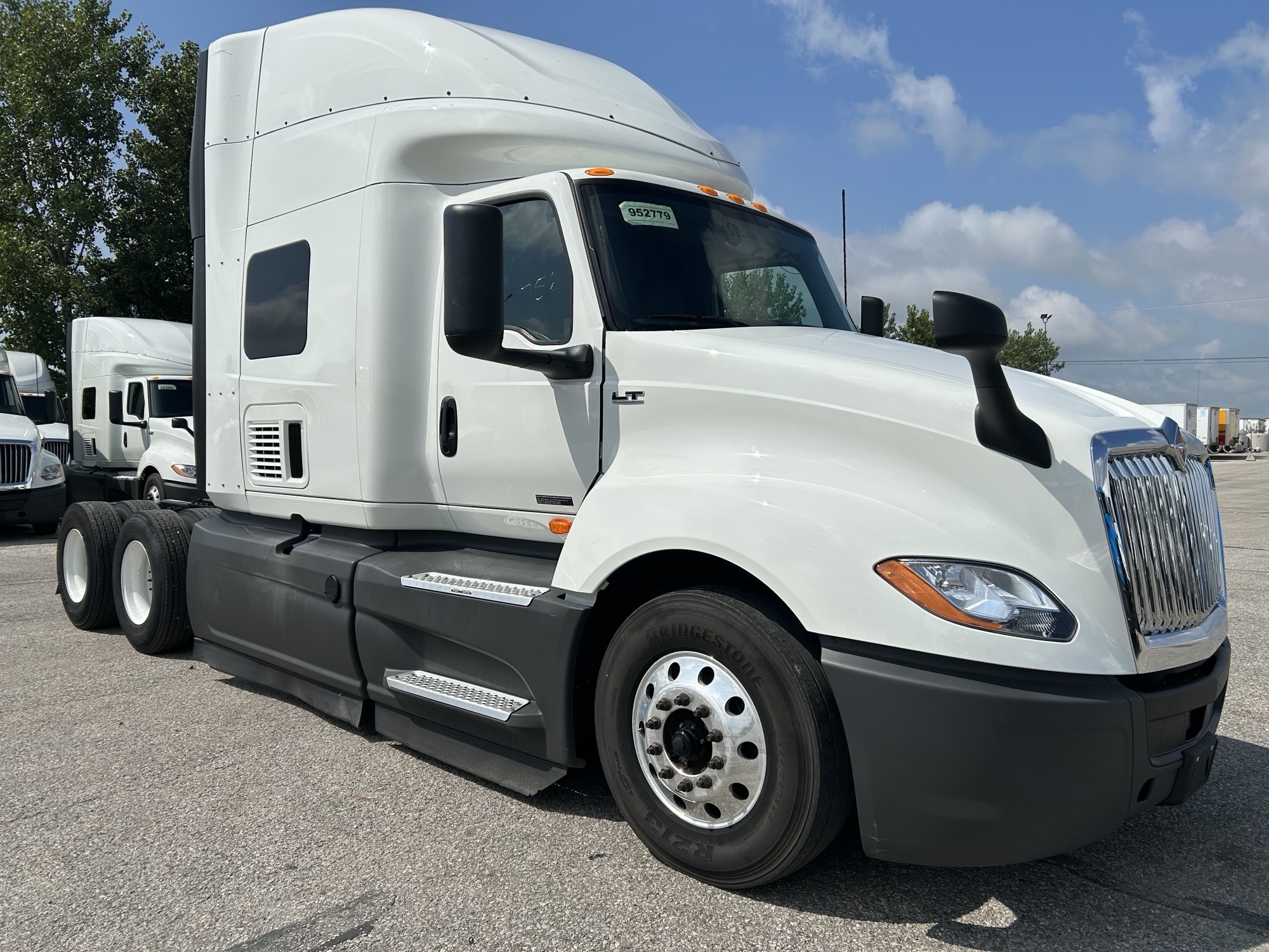2022 International LT625 - image 3 of 6
