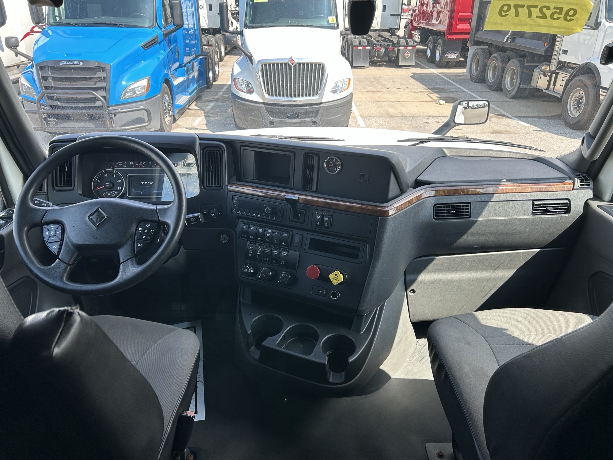 2022 International LT625 - image 5 of 6