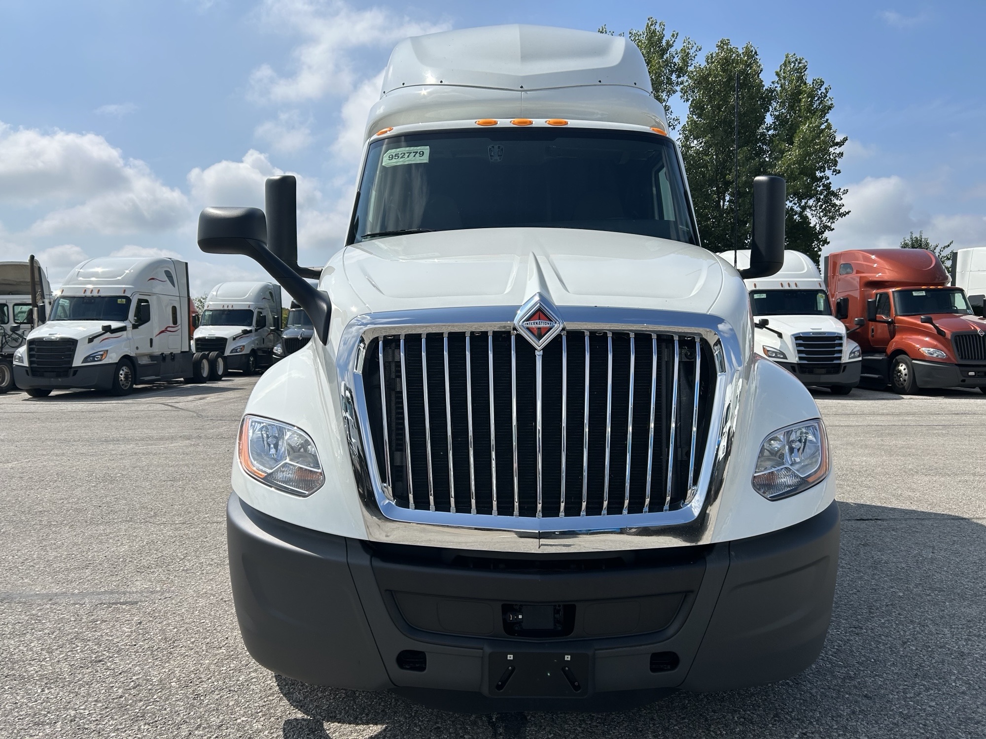 2022 International LT625 - image 2 of 6