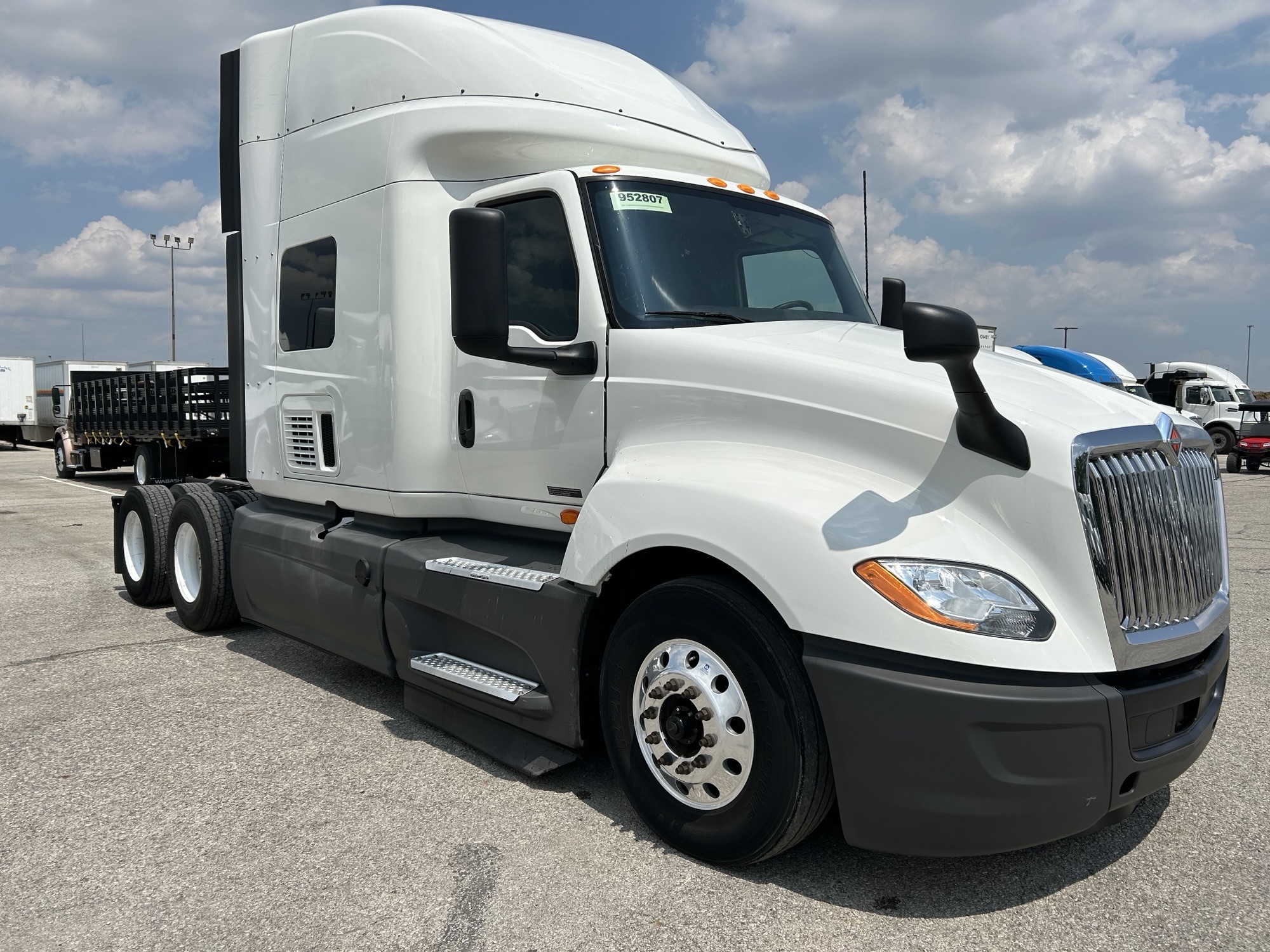 2022 International LT625 - image 3 of 6