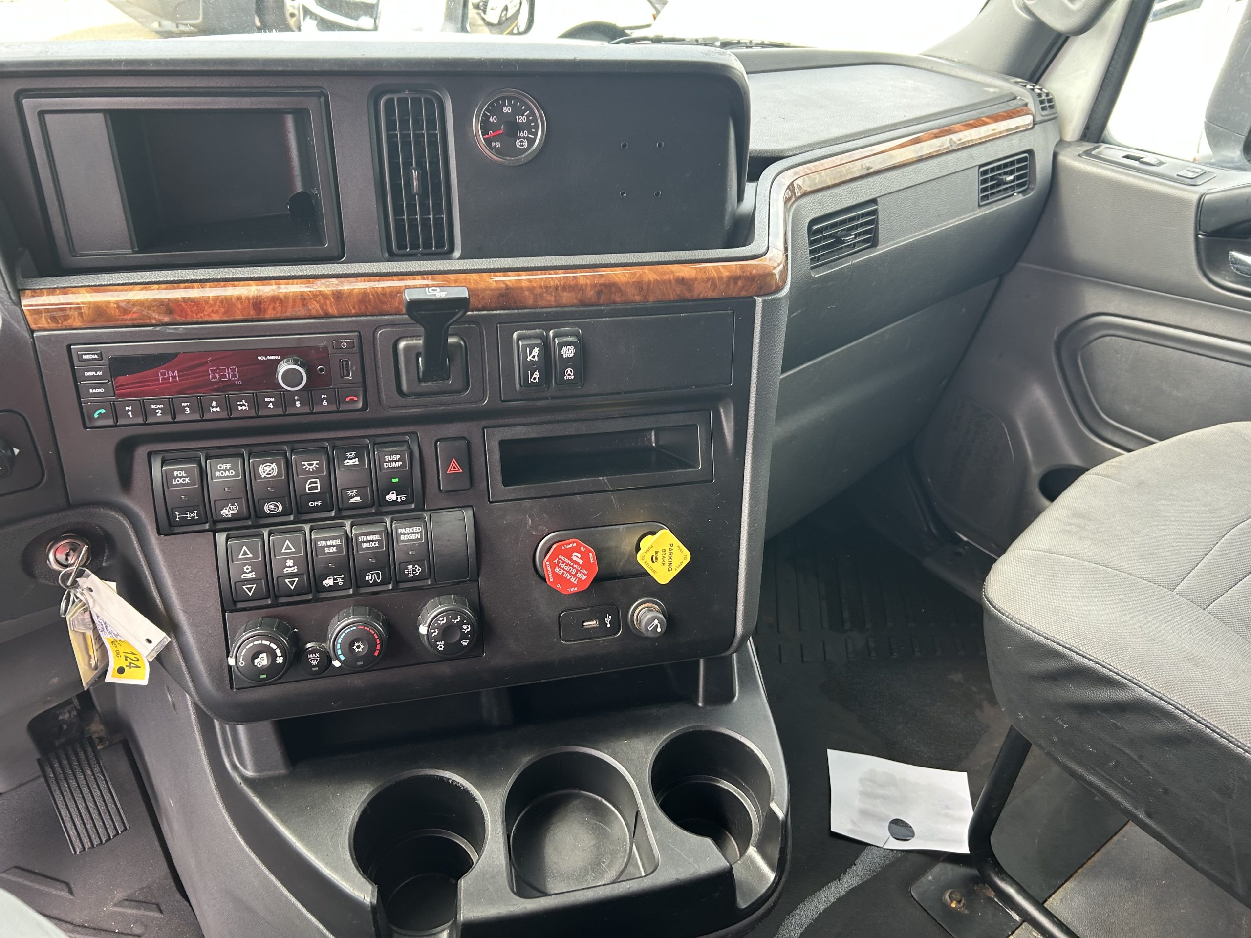 2022 International LT625 - image 6 of 6