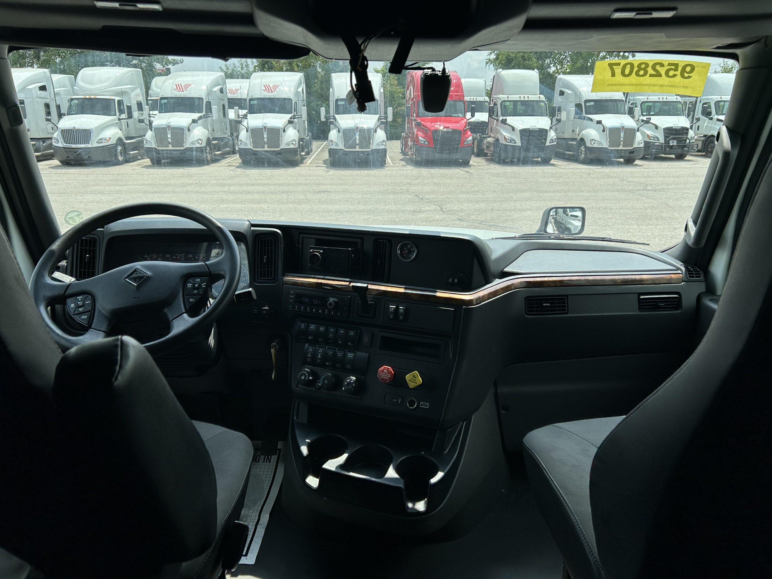 2022 International LT625 - image 5 of 6