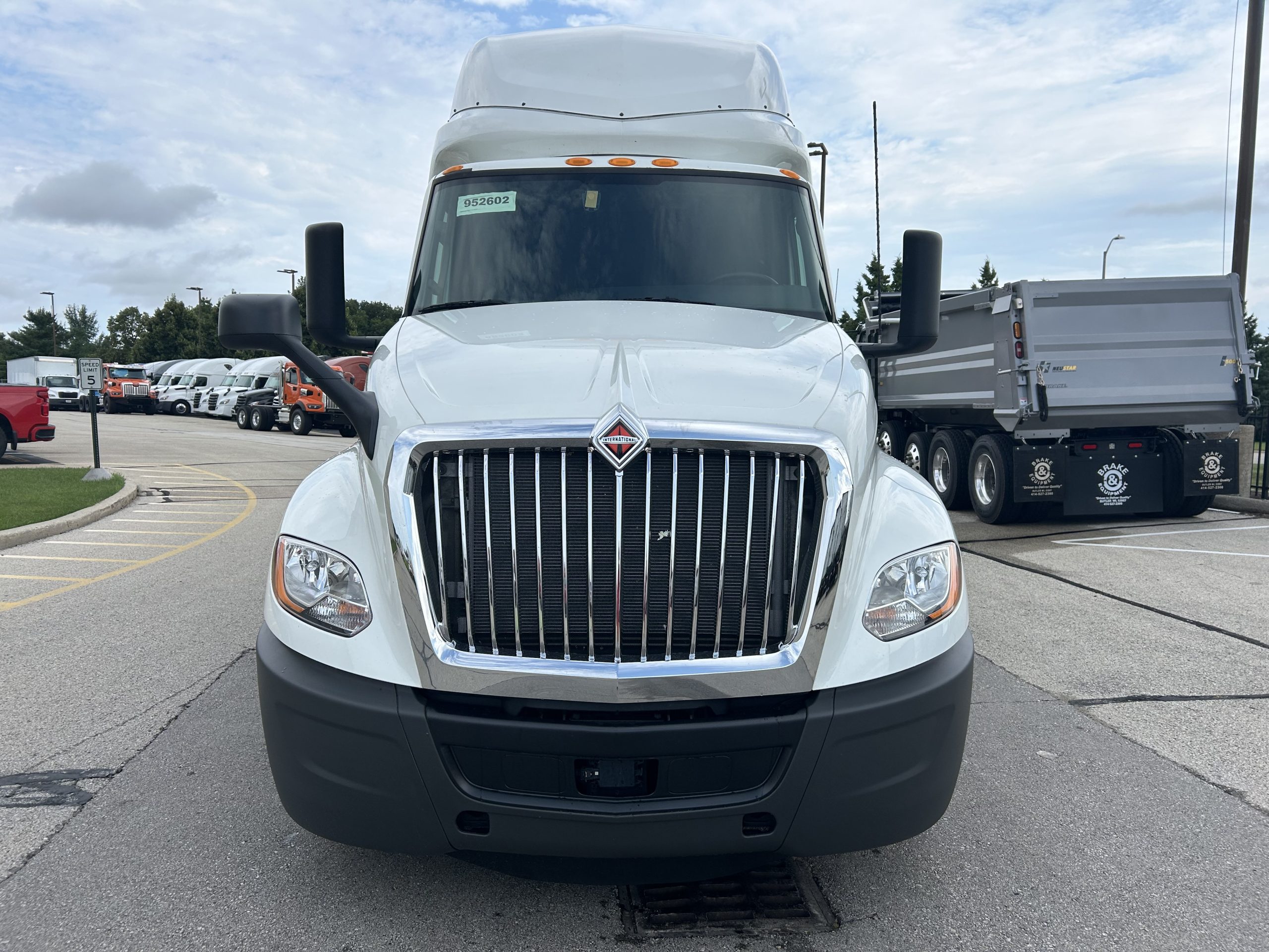 2022 International LT625 - image 2 of 6
