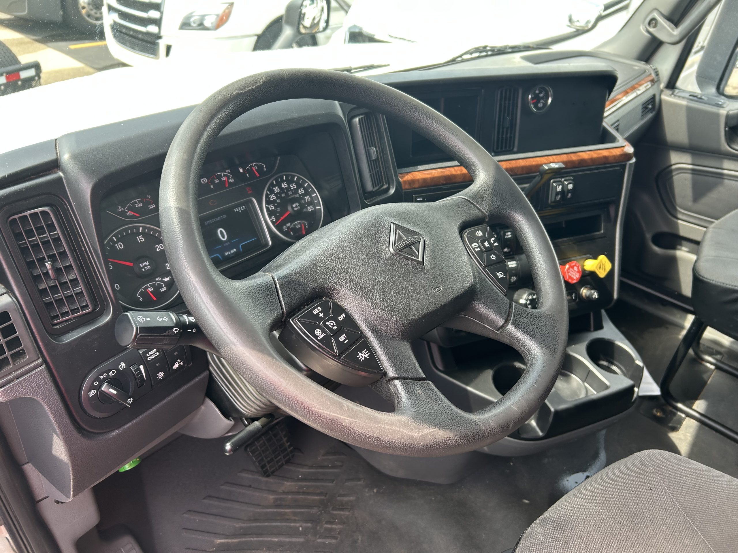 2022 International LT625 - image 6 of 6