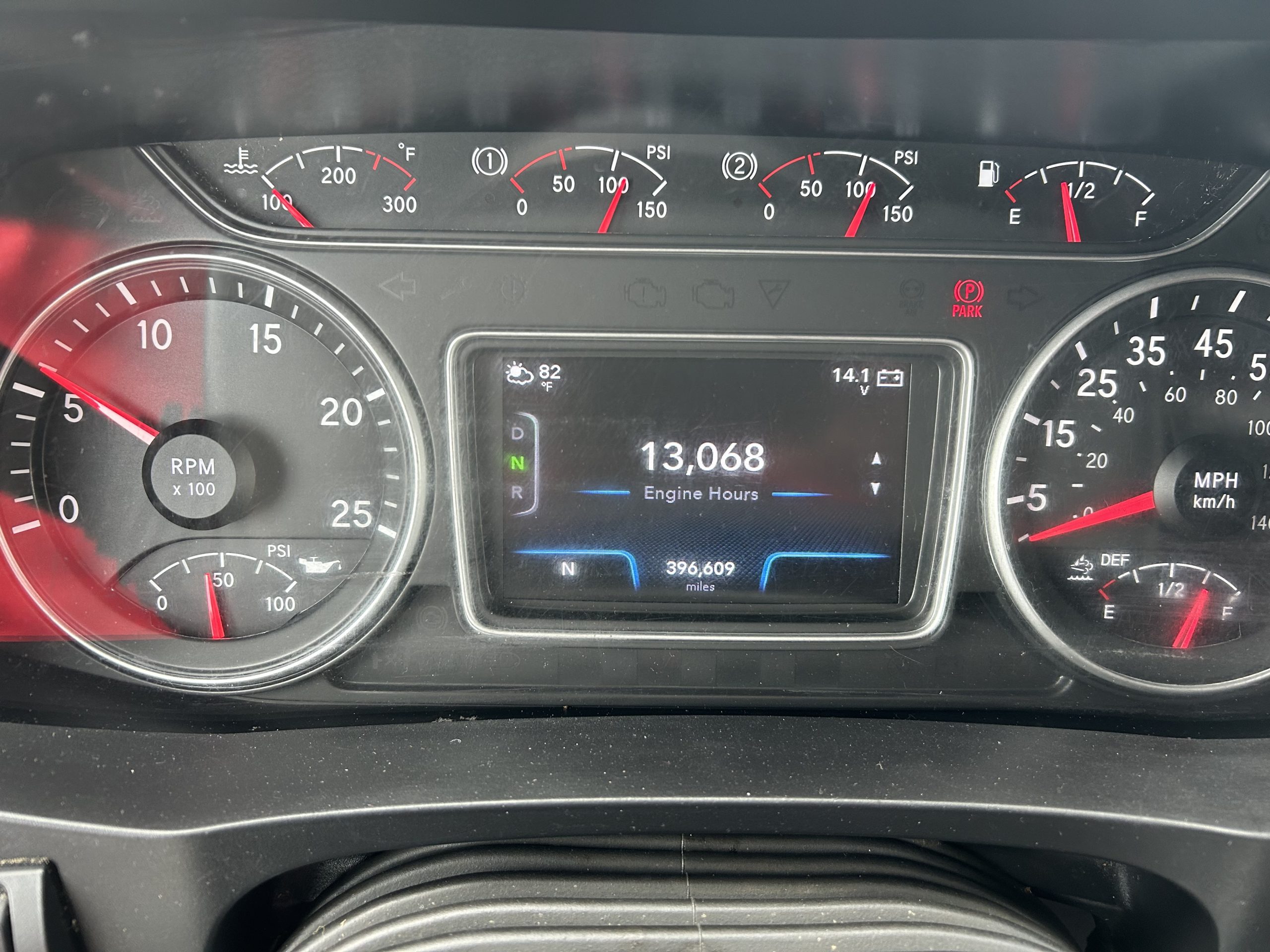 2022 International LT625 - image 5 of 6