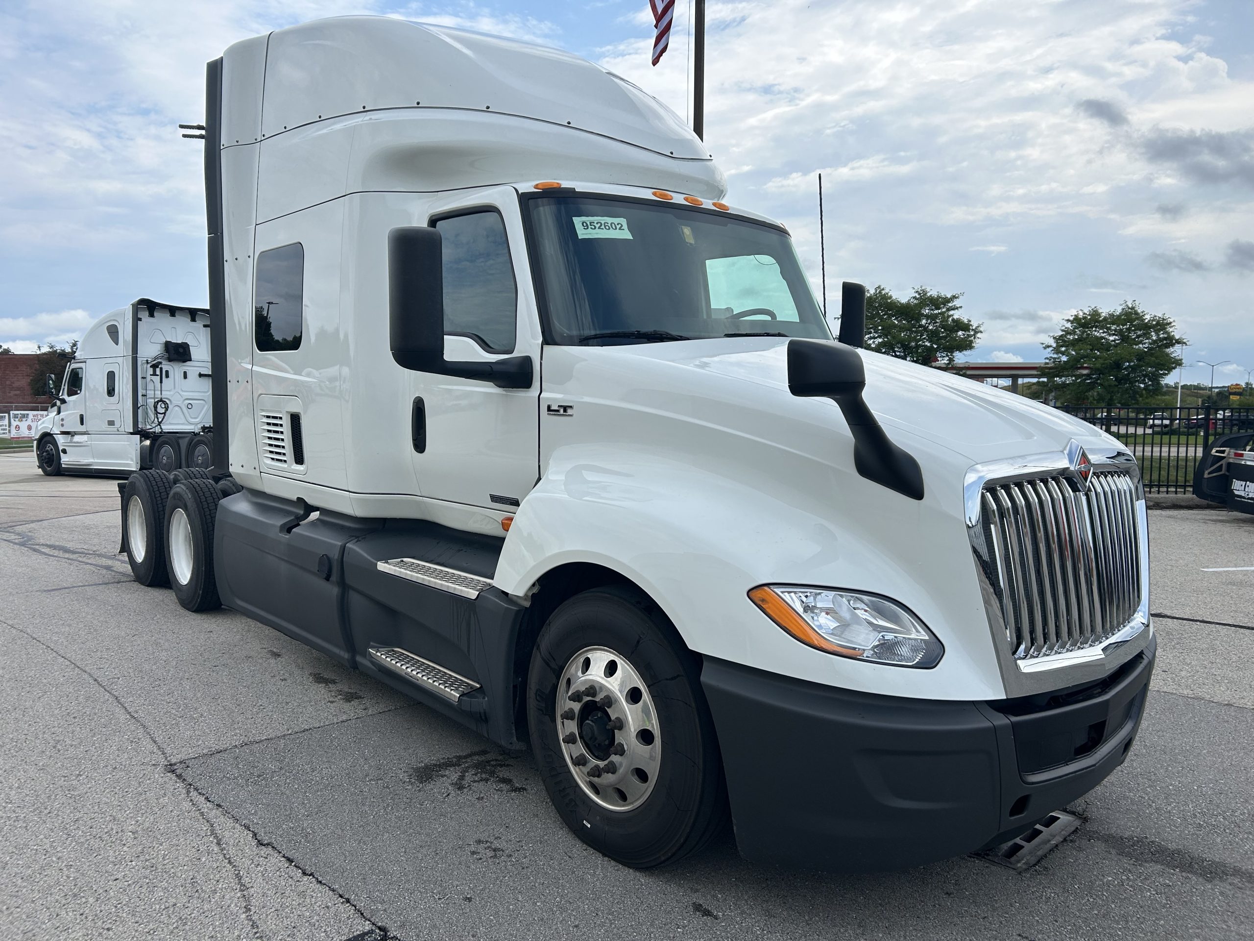 2022 International LT625 - image 3 of 6