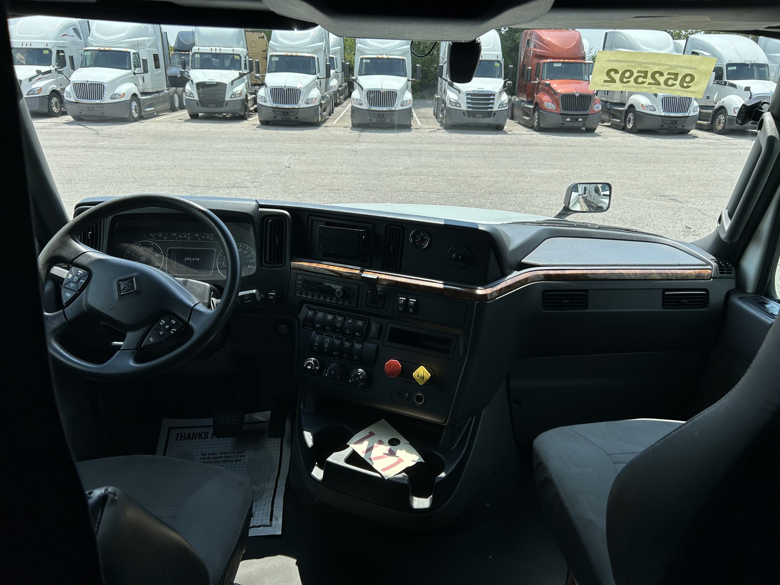 2022 International LT625 - image 5 of 6