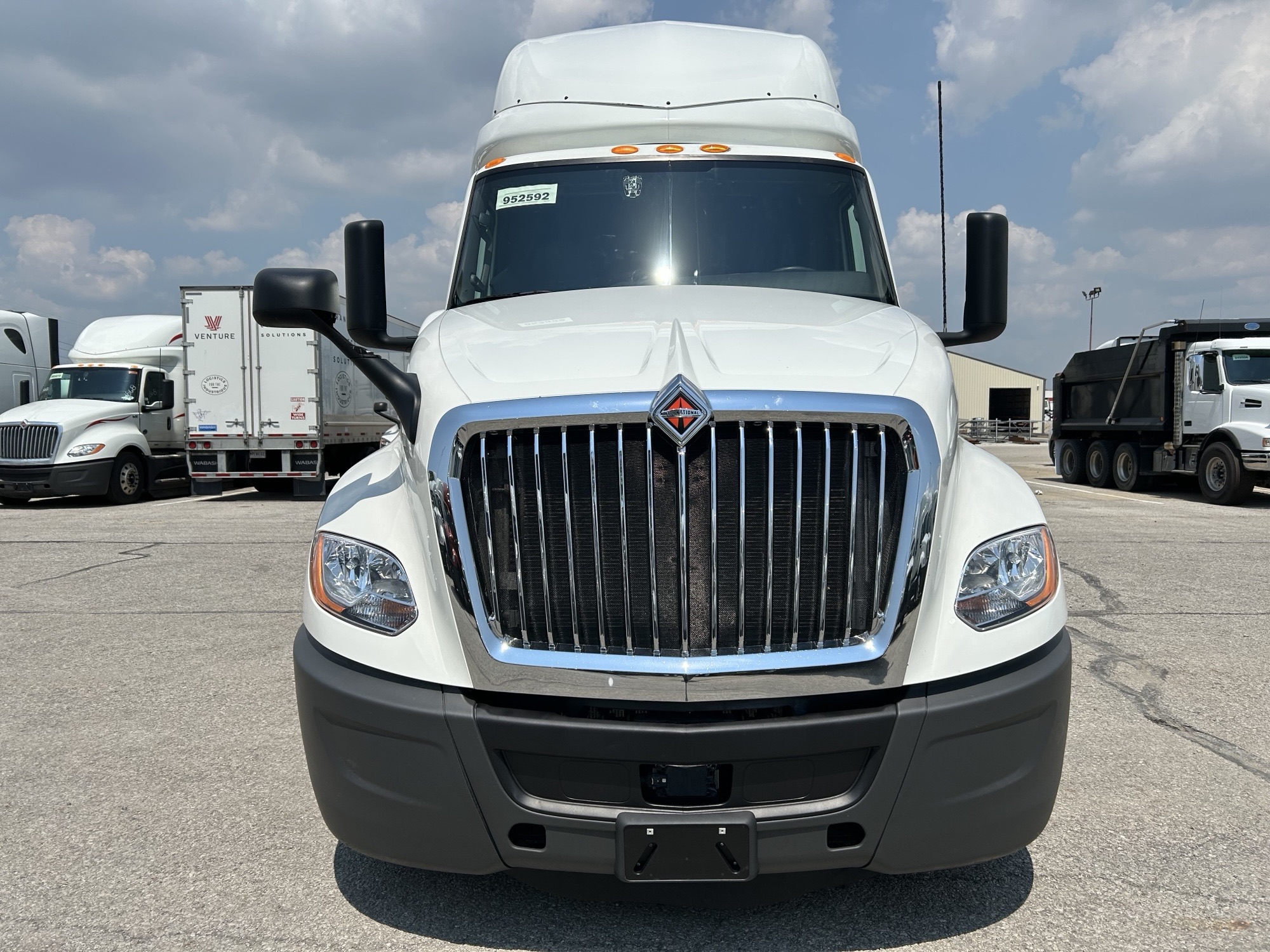 2022 International LT625 - image 2 of 6