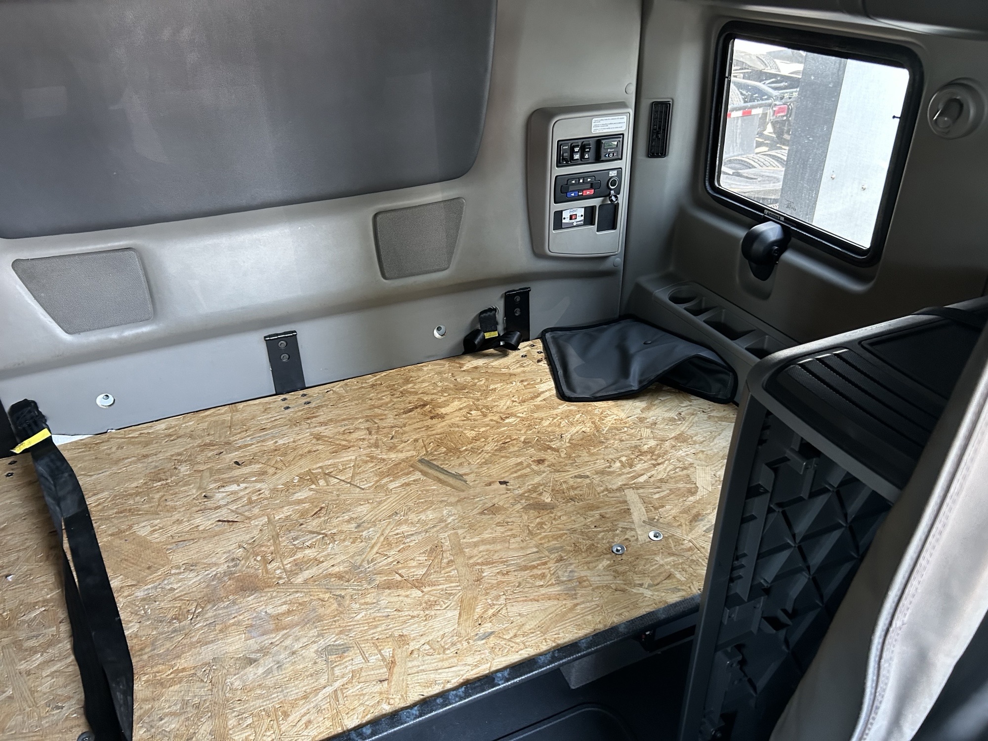2022 International LT625 - image 6 of 6