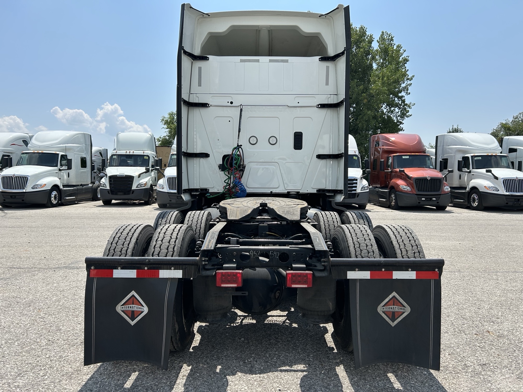 2022 International LT625 - image 4 of 6