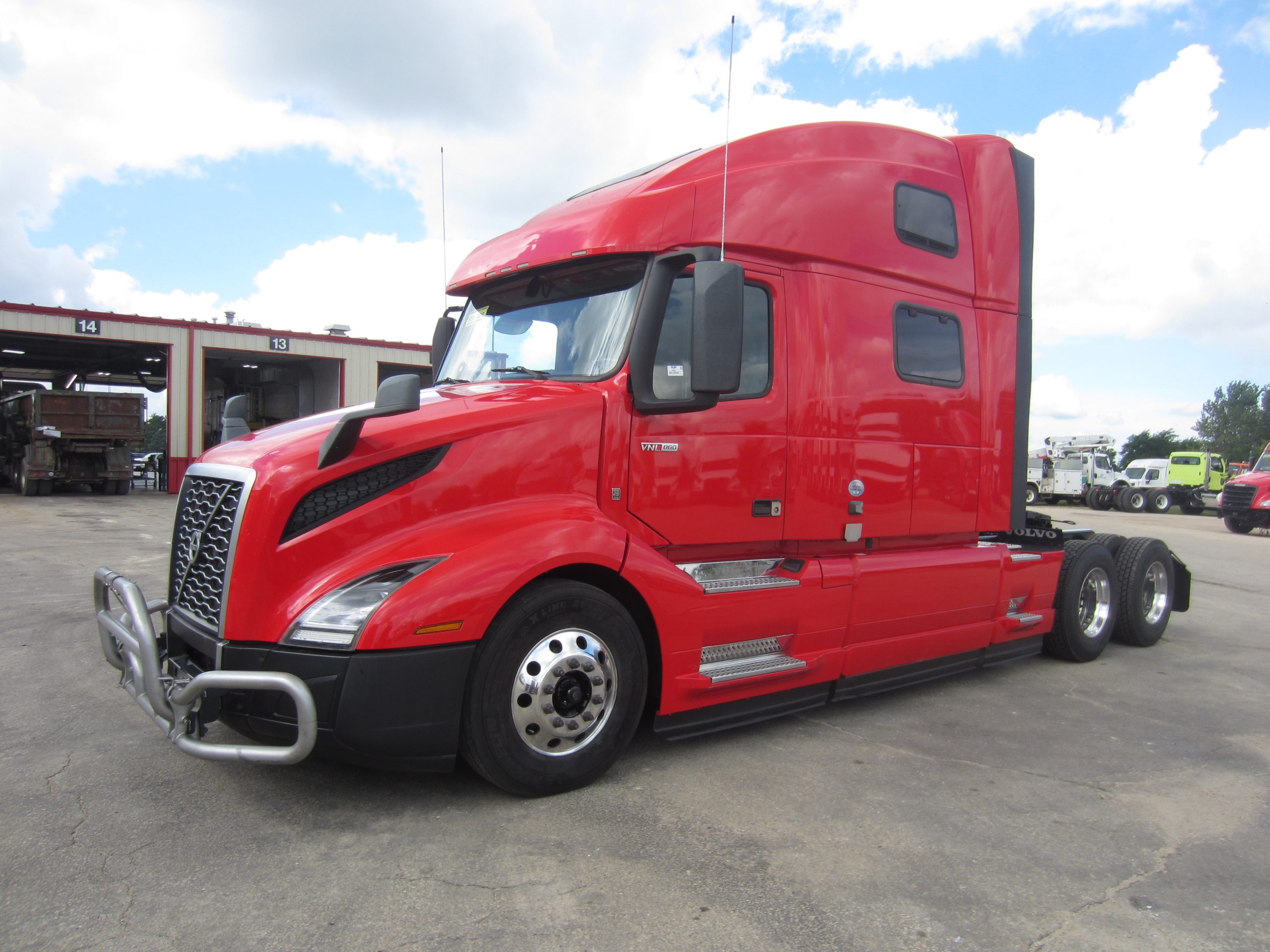 2022 Volvo VNL860 - image 1 of 6