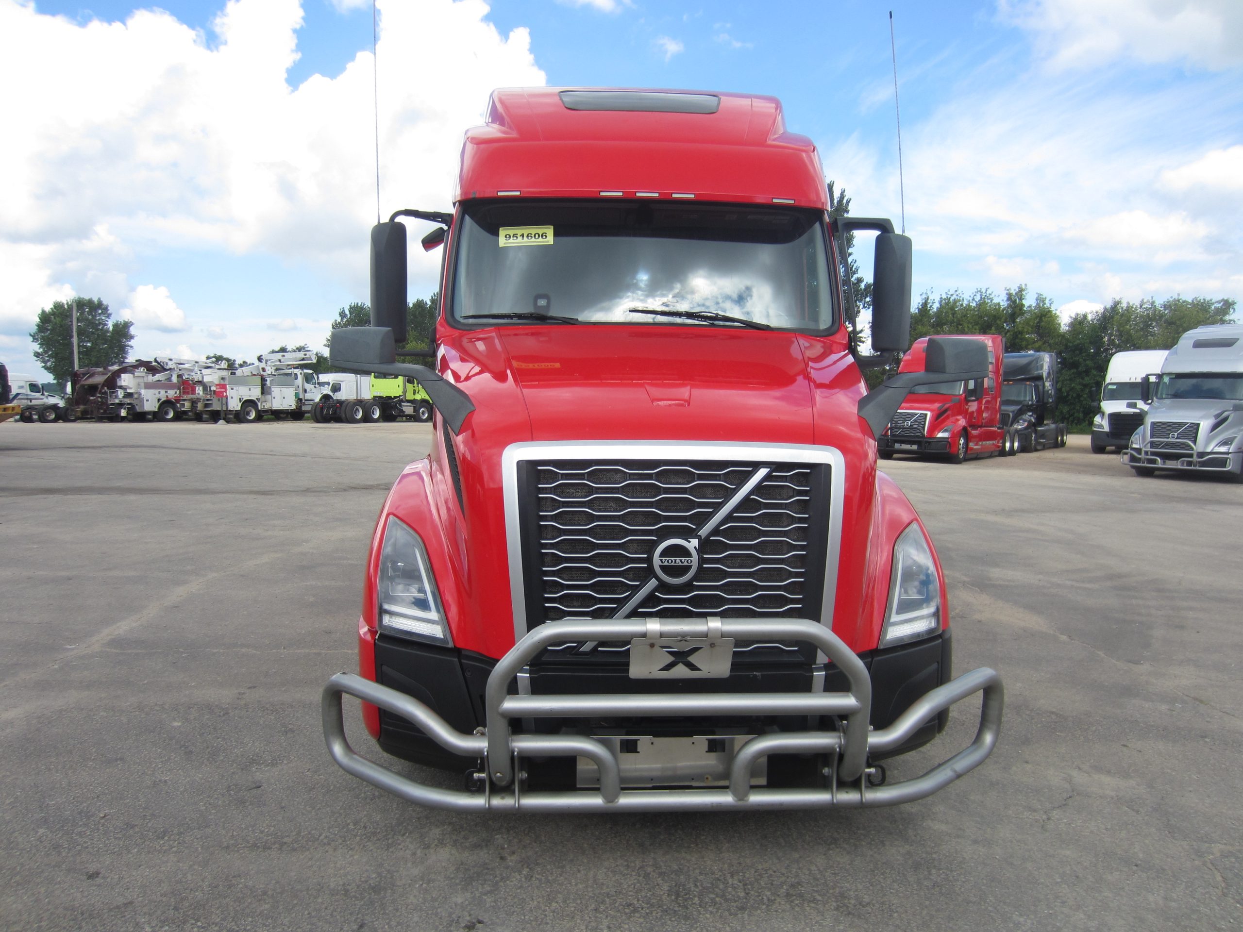 2022 Volvo VNL860 - image 2 of 6