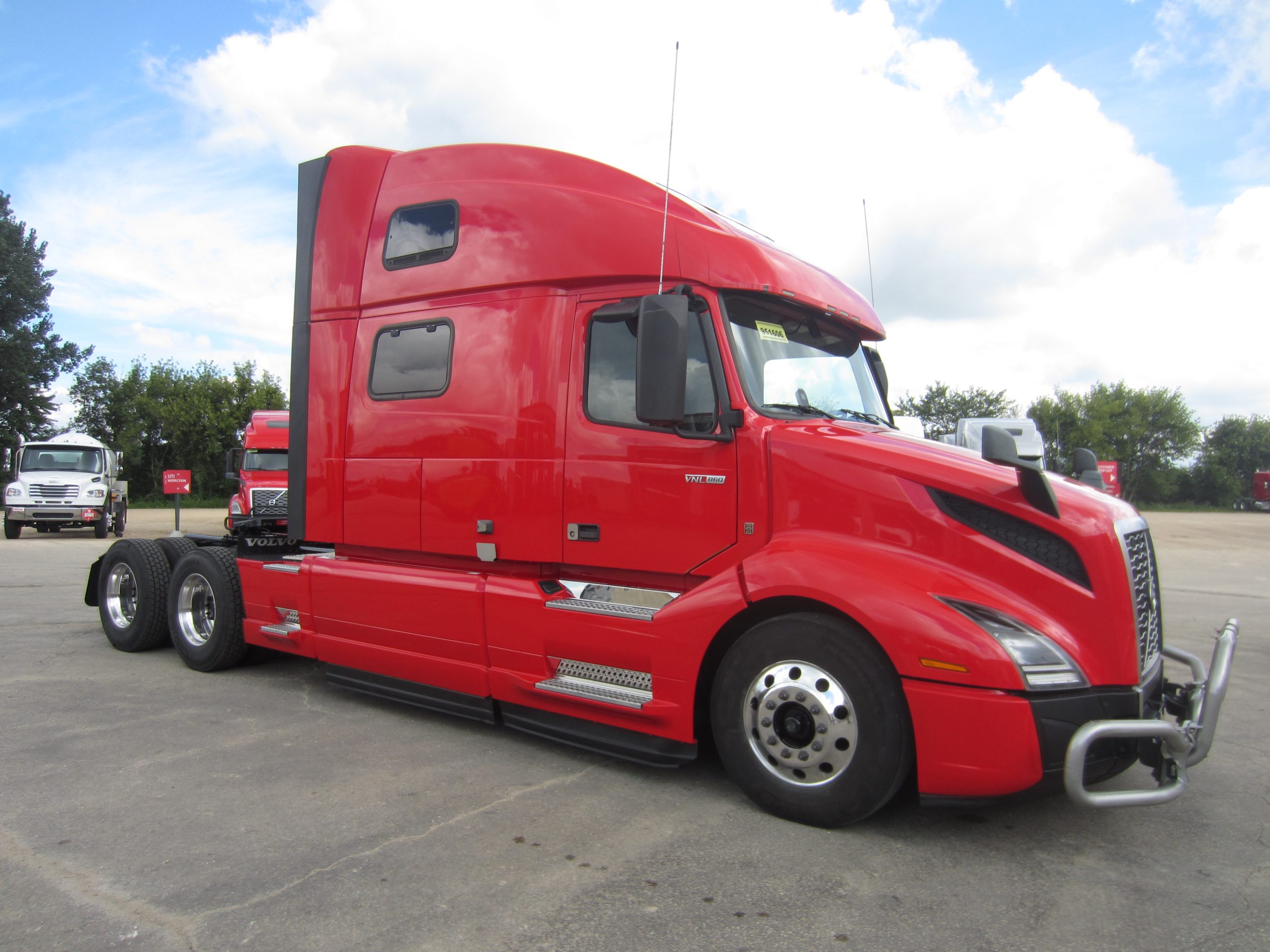 2022 Volvo VNL860 - image 3 of 6