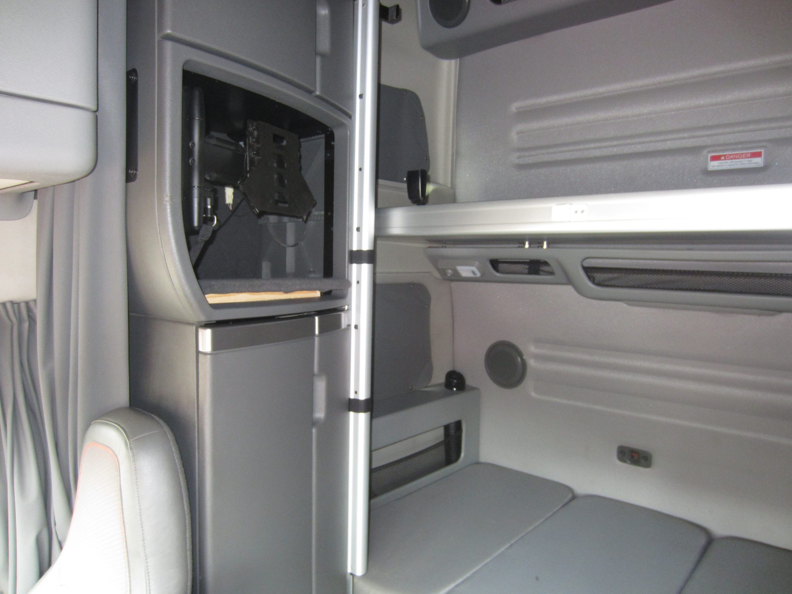 2022 Volvo VNL860 - image 6 of 6