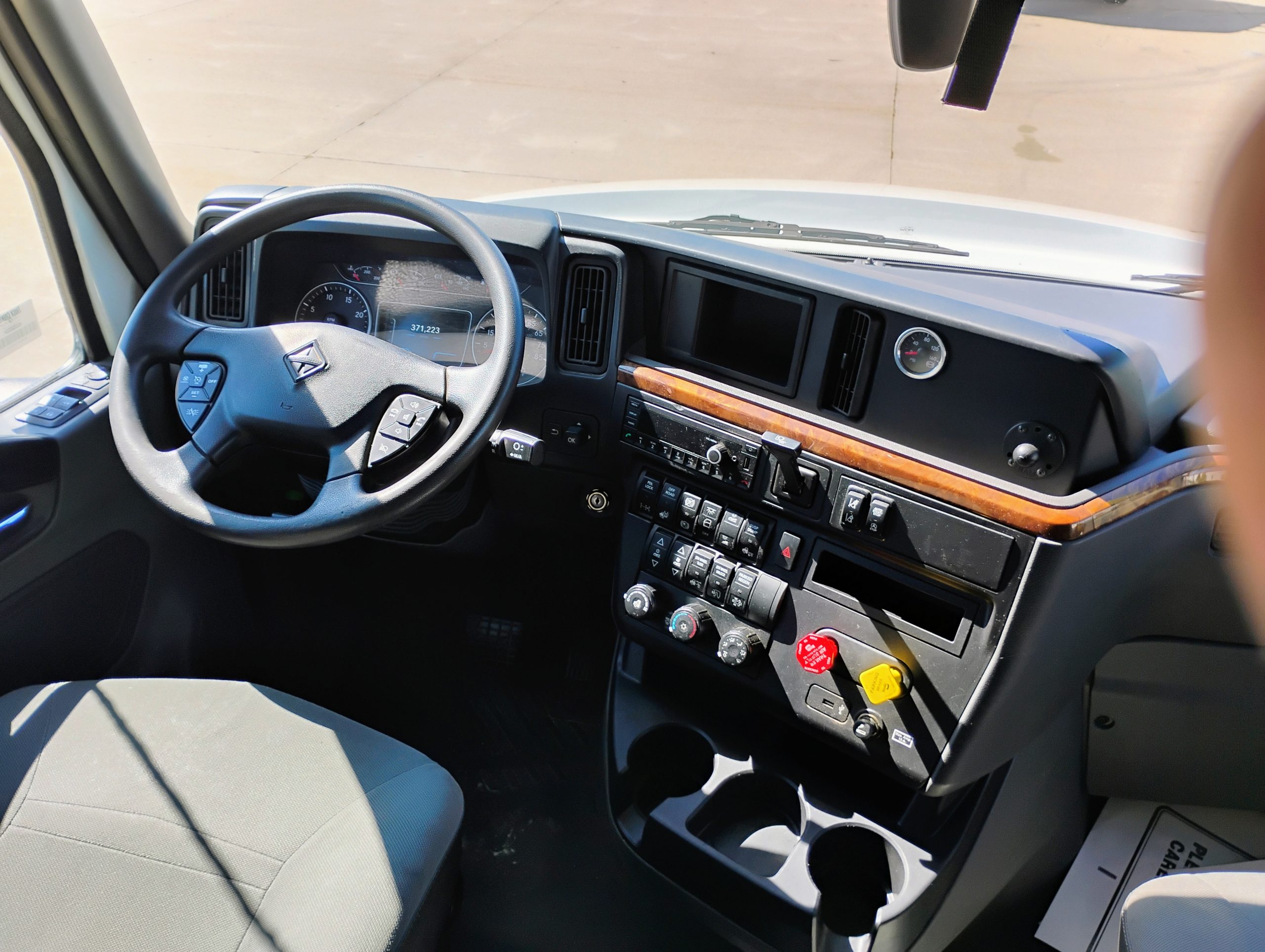 2022 International LT625 - image 4 of 6