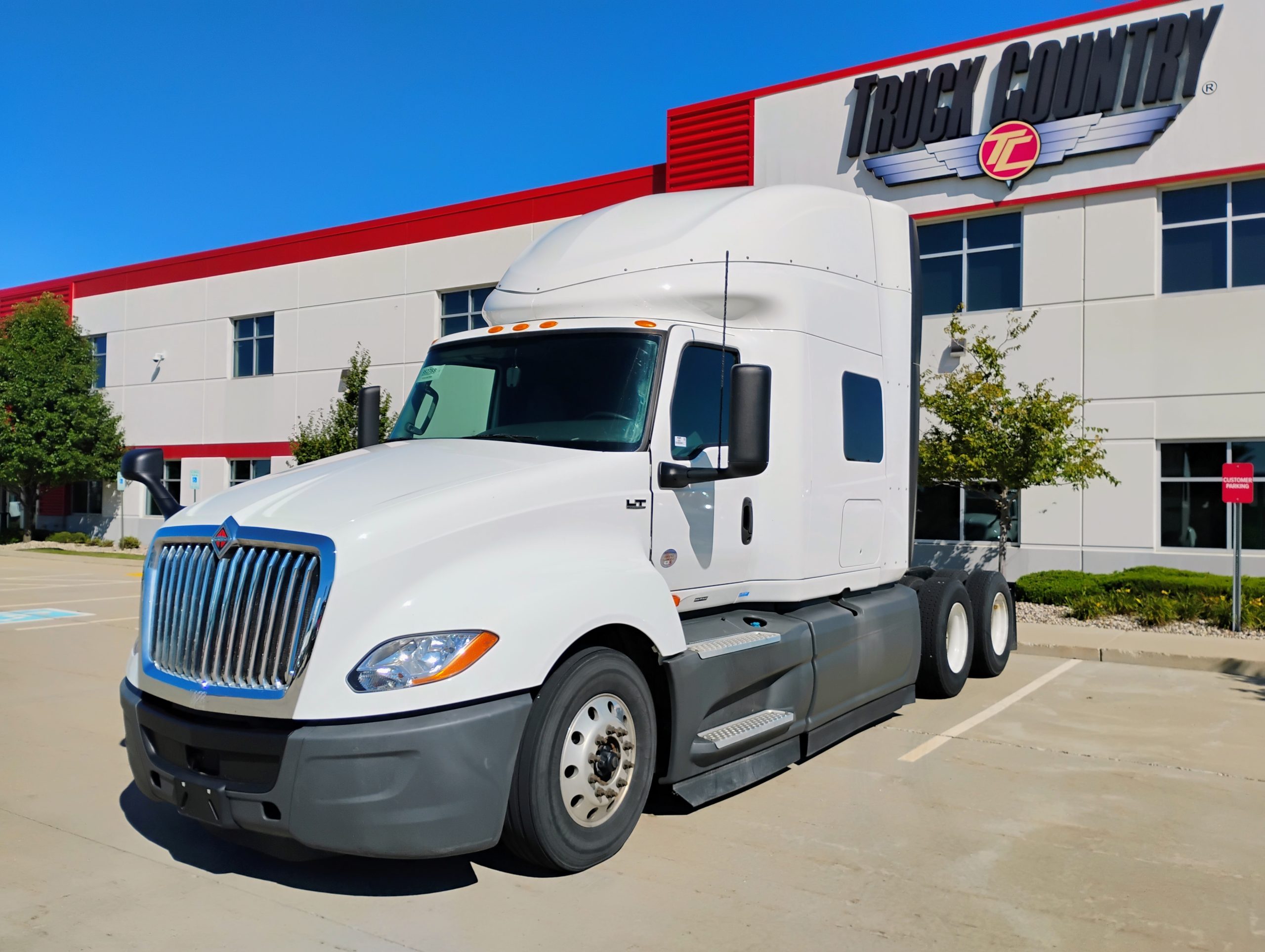 2022 International LT625 - image 1 of 6