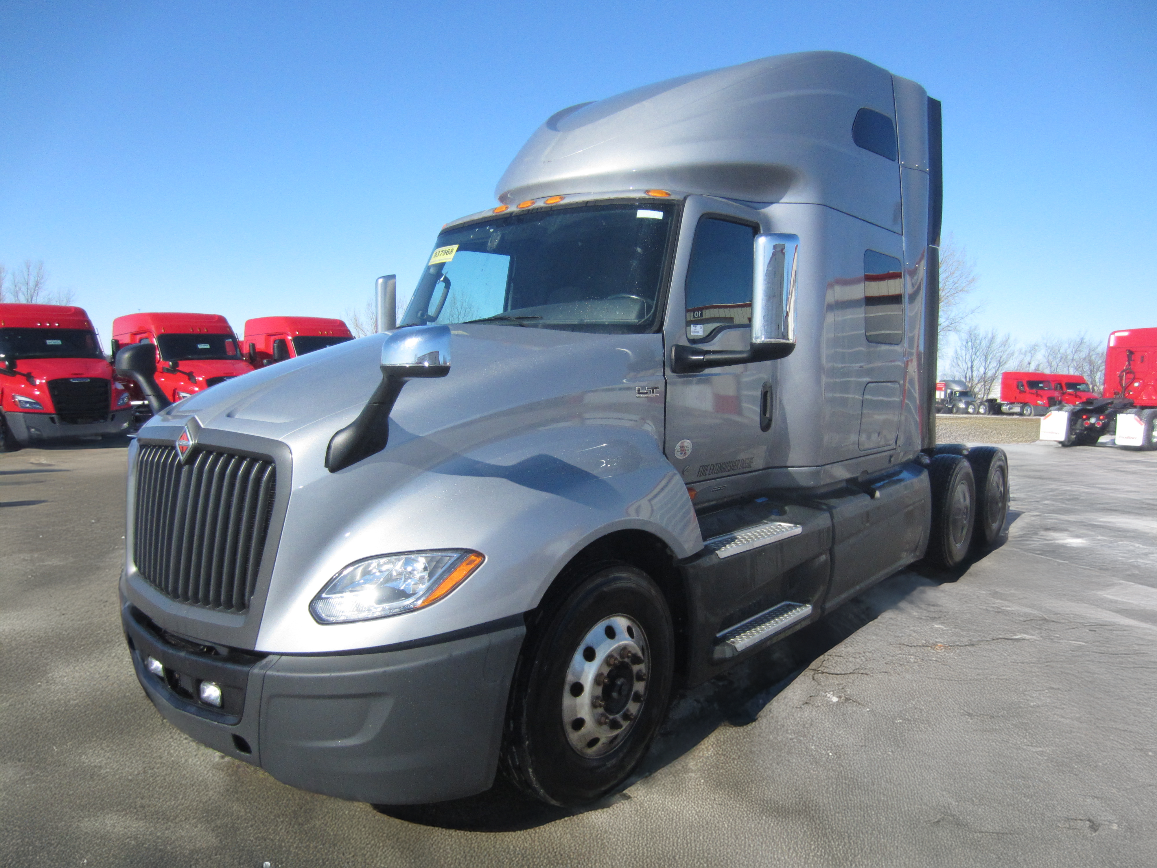 International LT625