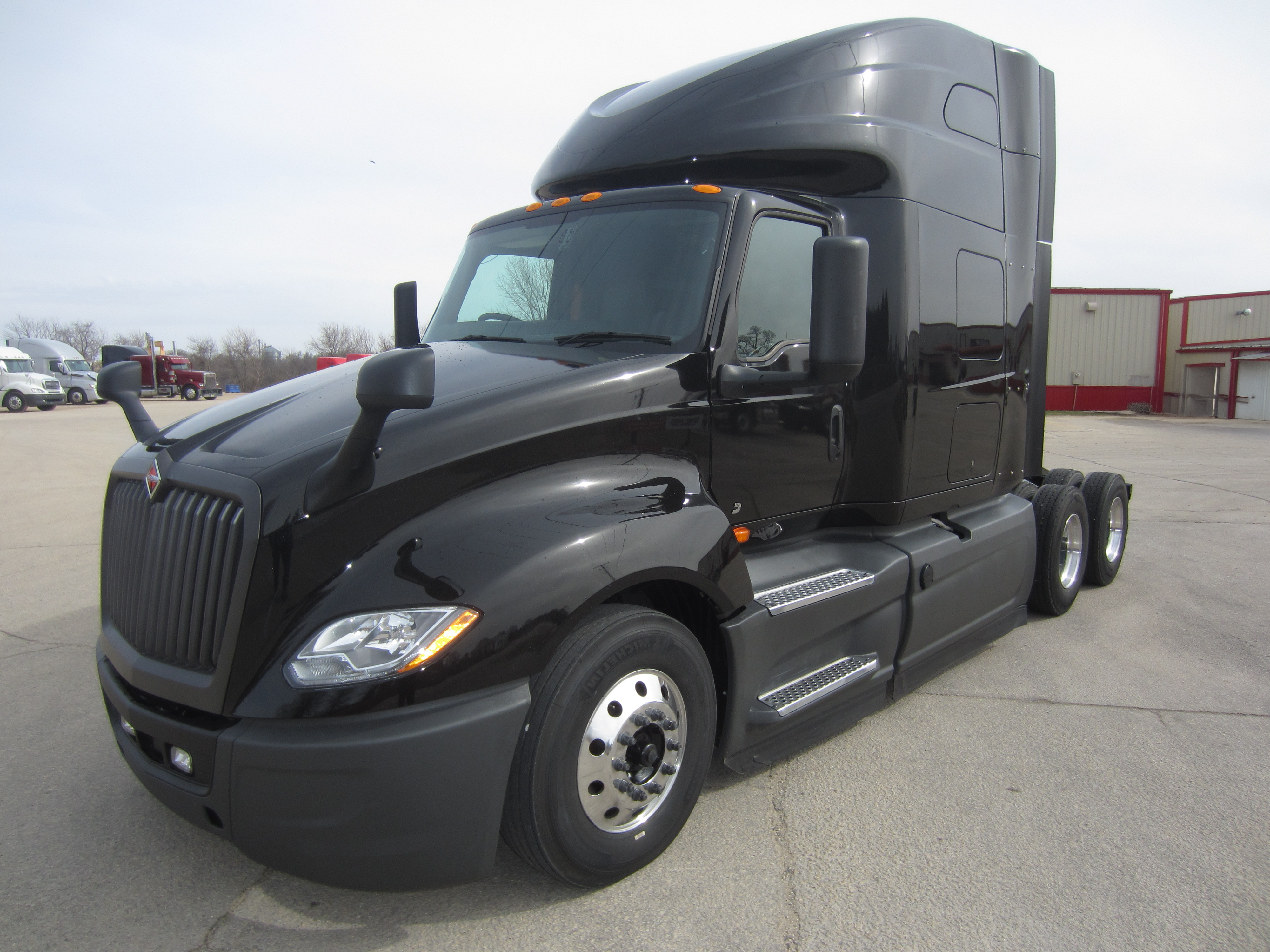 International LT625