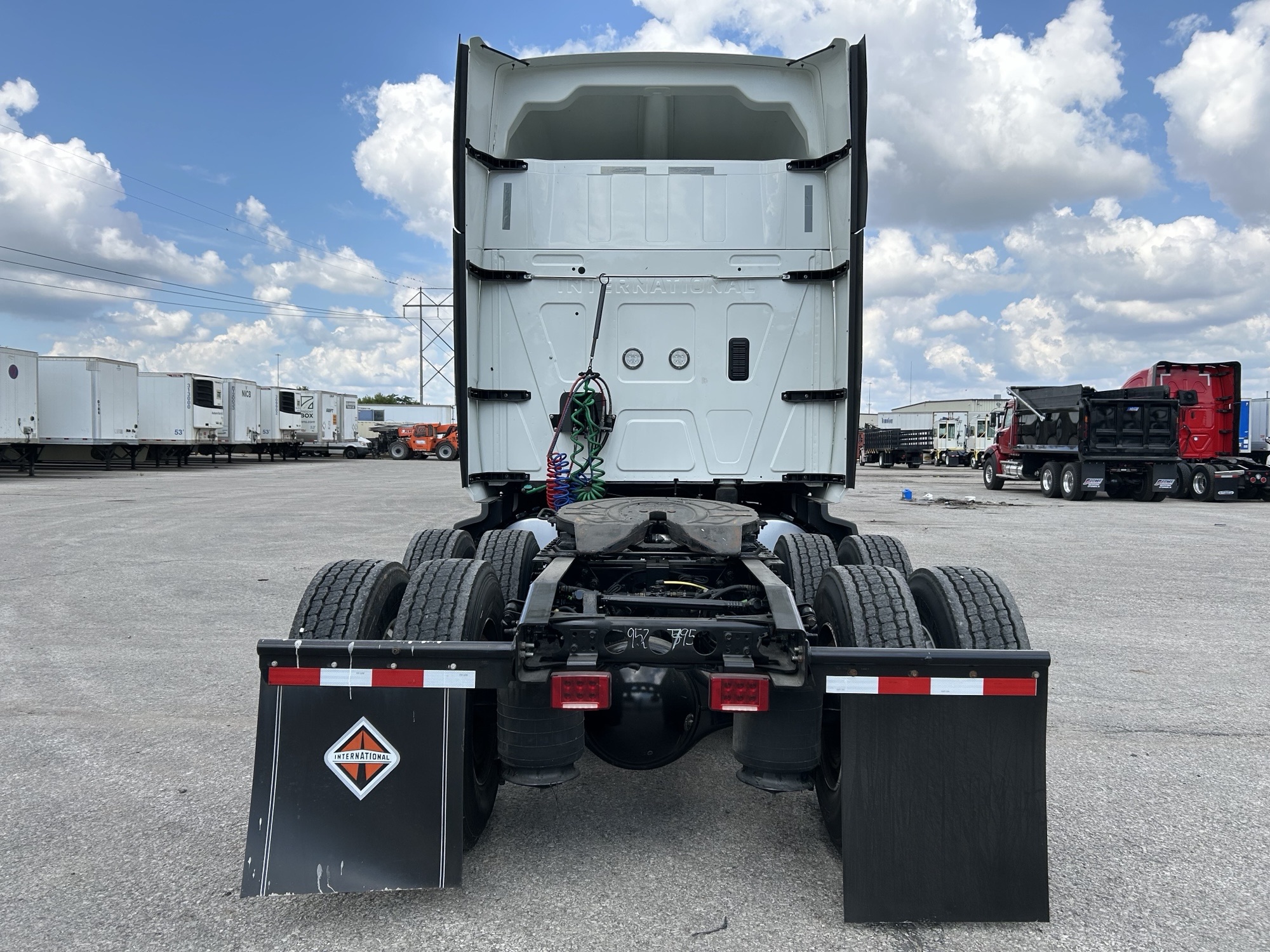 2022 International LT625 - image 4 of 6