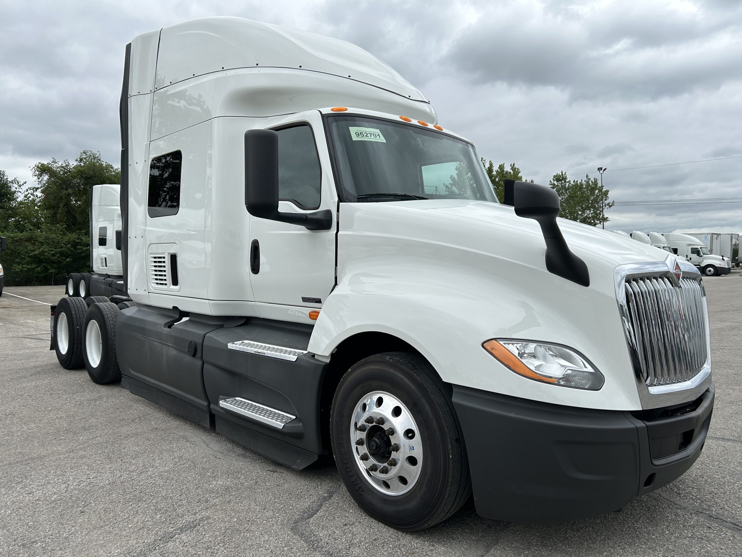 2022 International LT625 - image 3 of 4