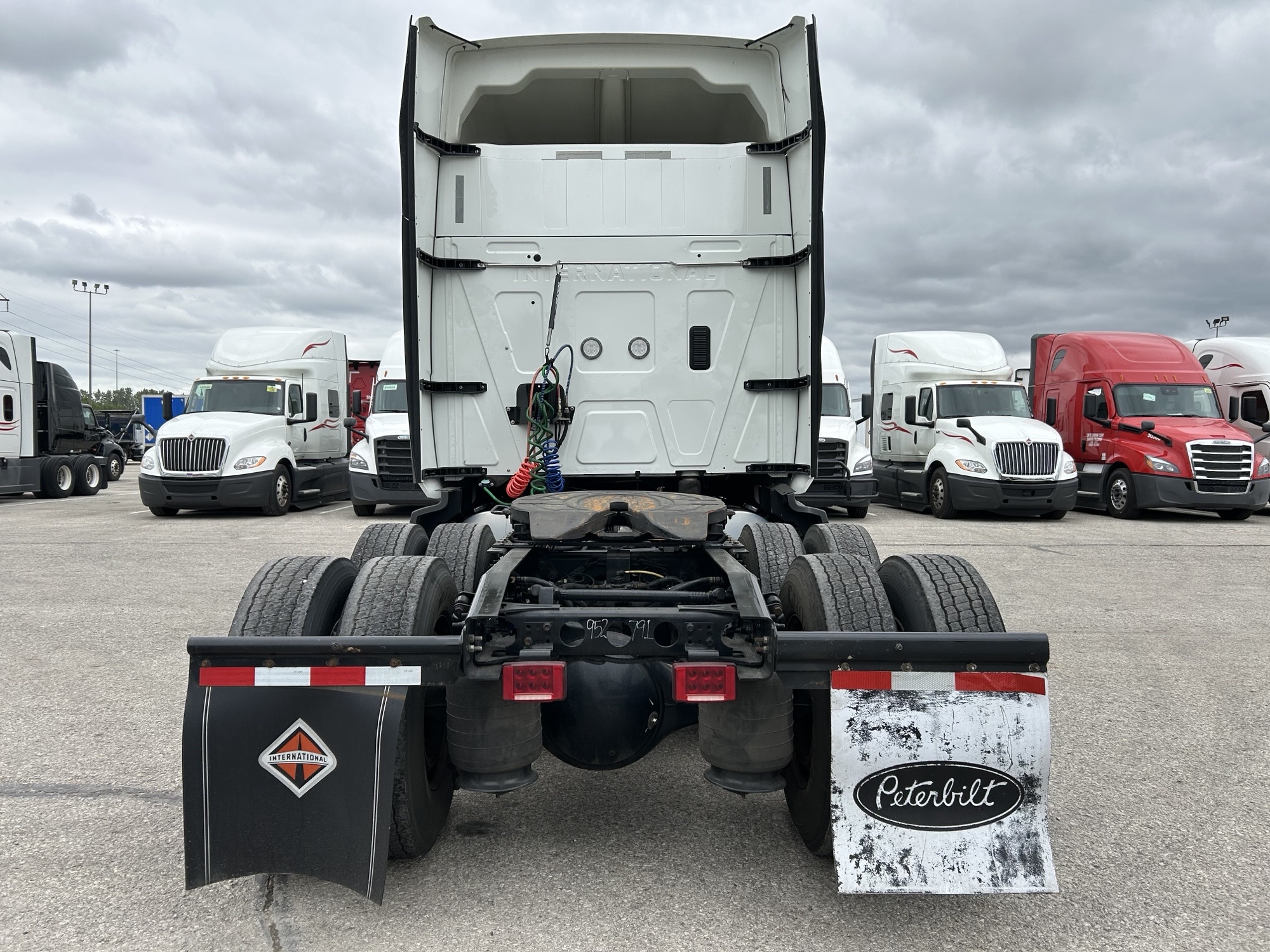 2022 International LT625 - image 4 of 4