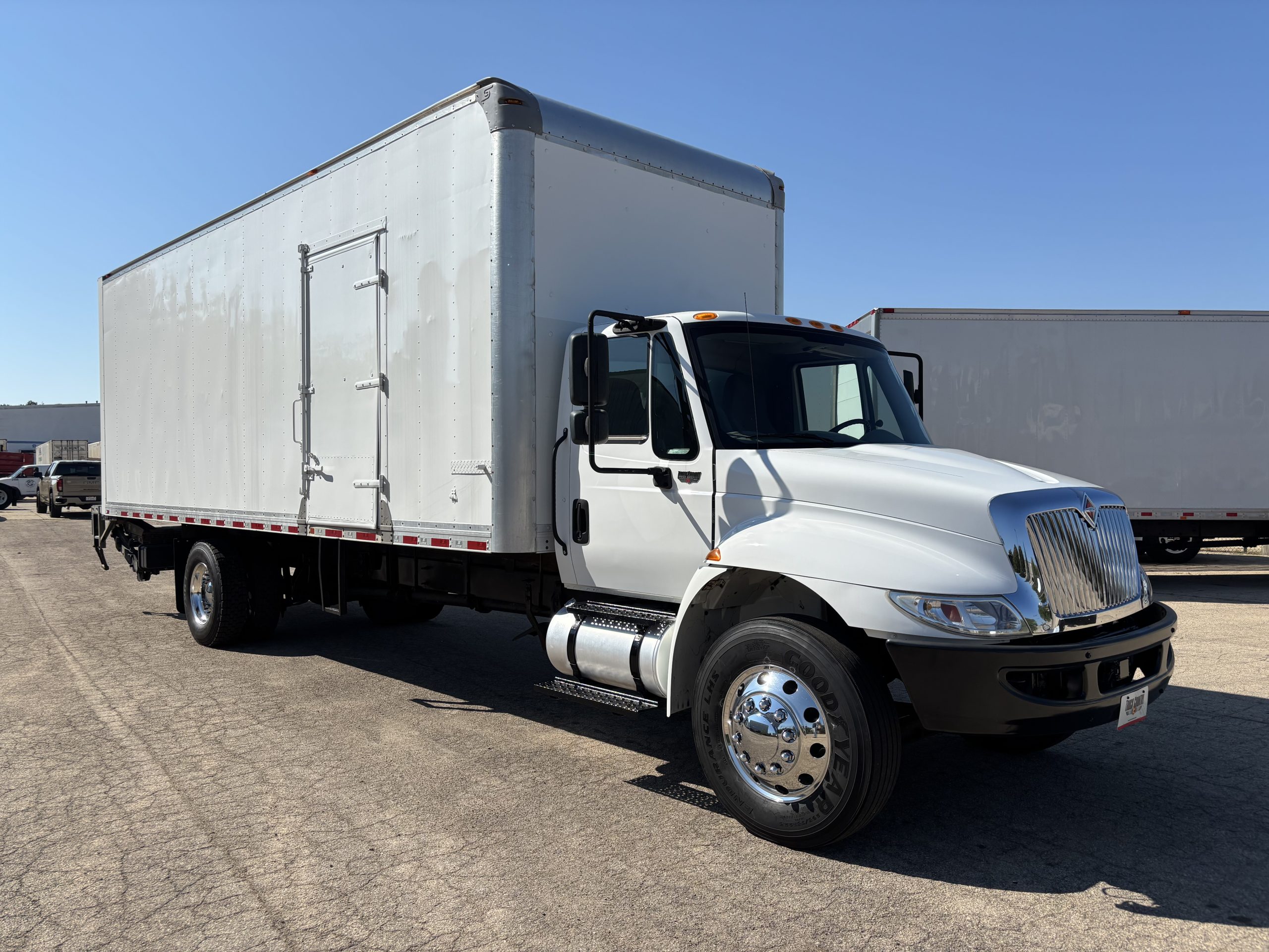 2018 International 4300 - image 3 of 6