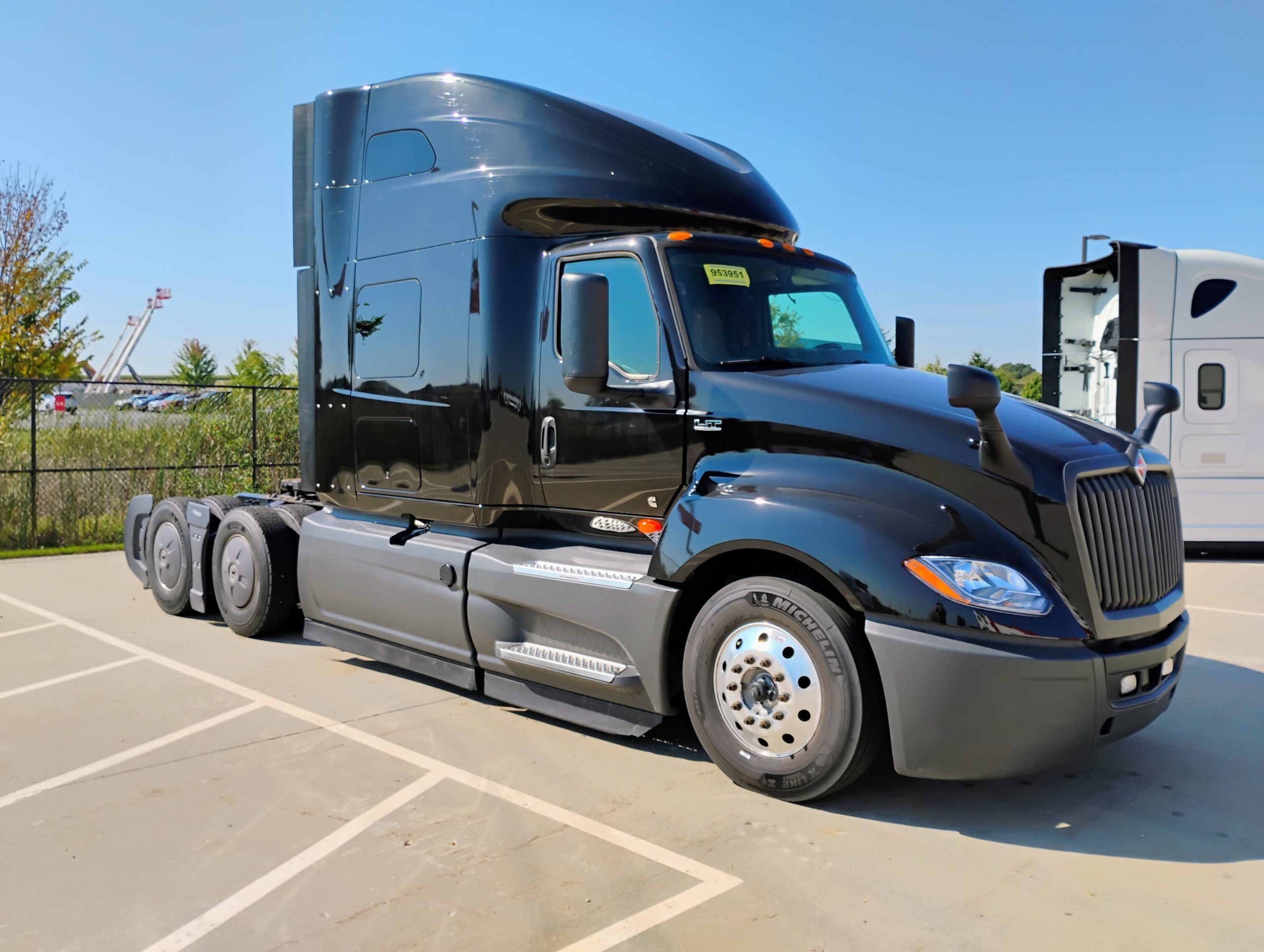 2022 International LT625 - image 5 of 6