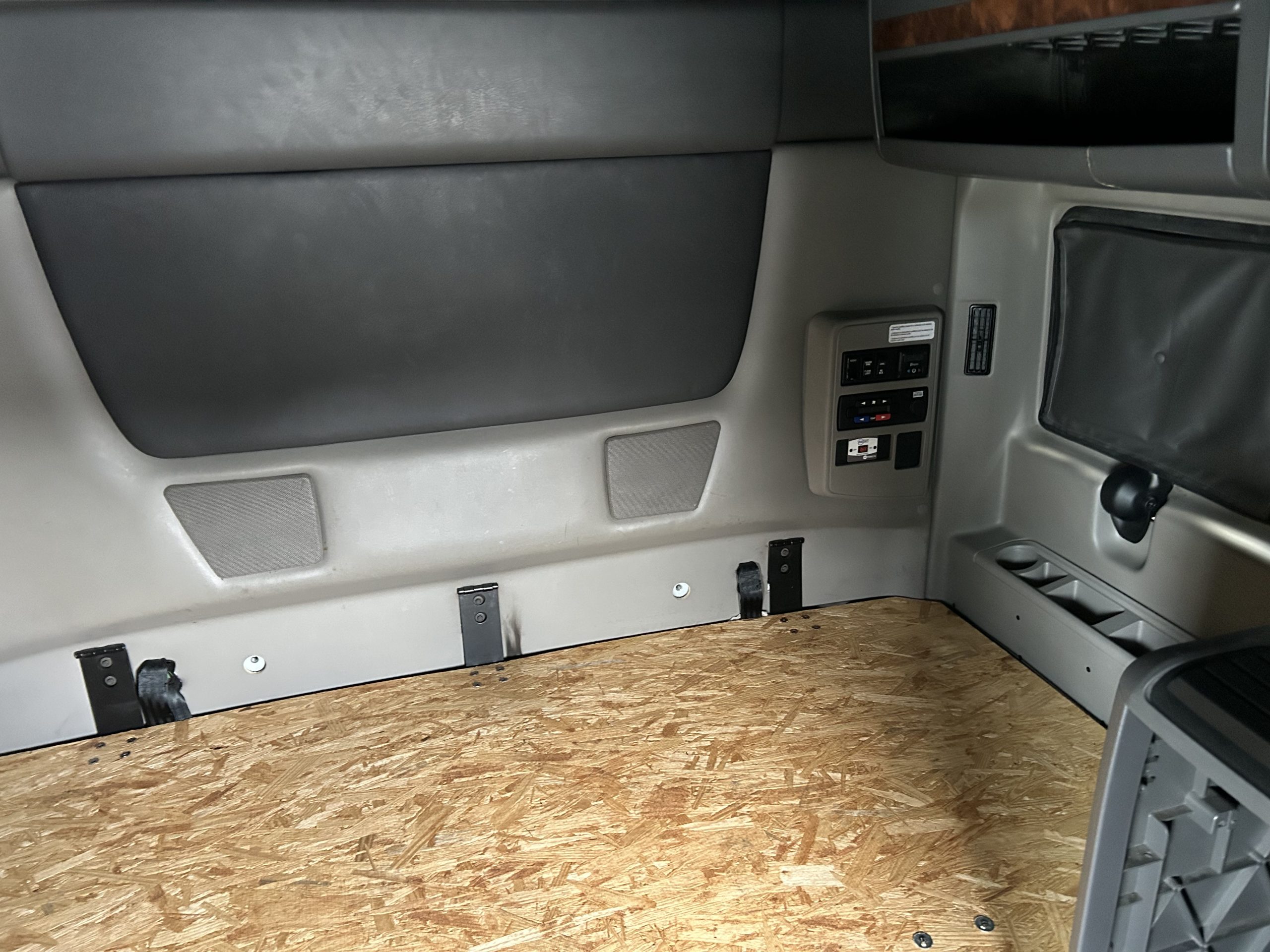 2022 International LT625 - image 6 of 6