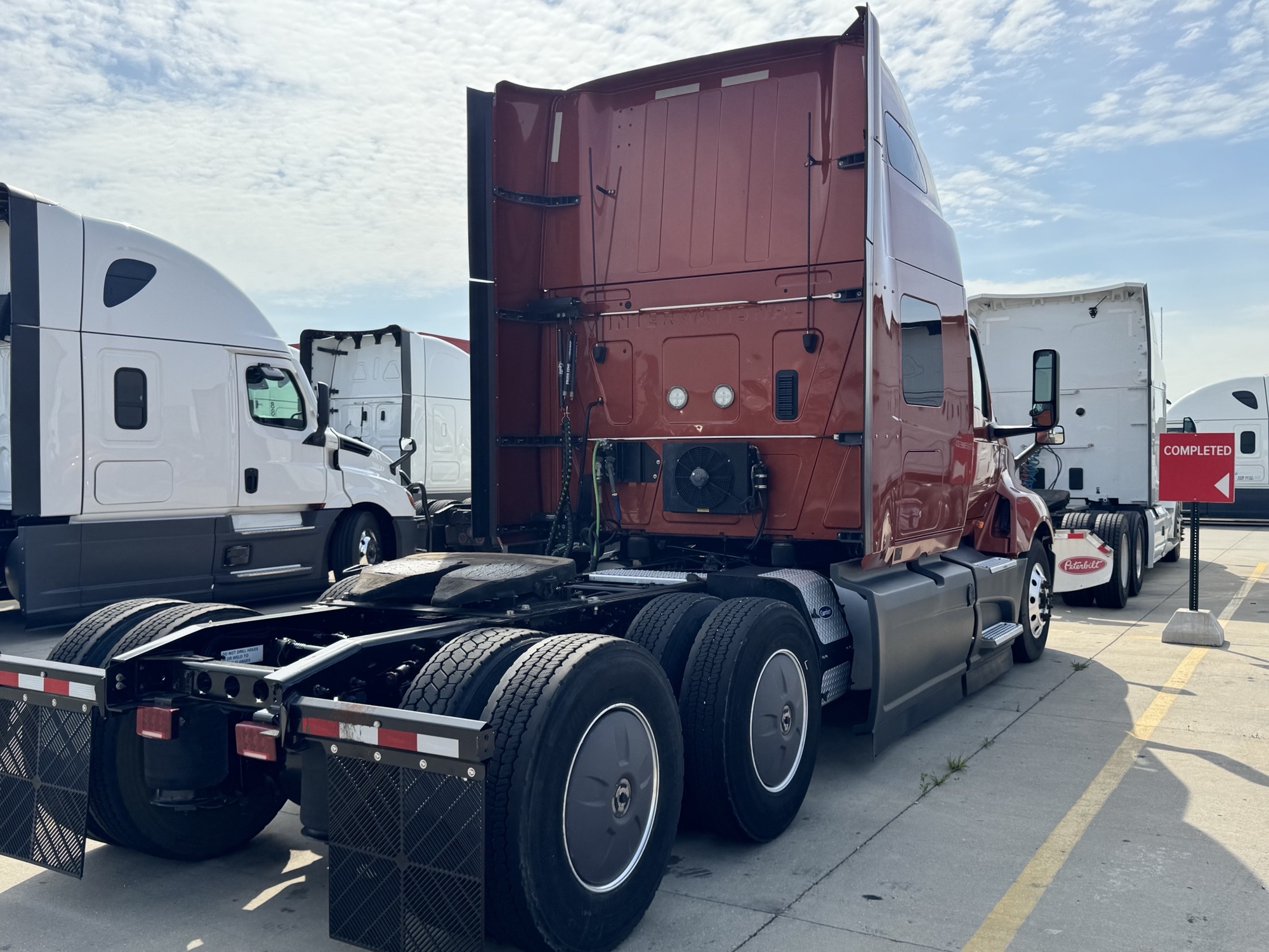 2022 International LT - image 4