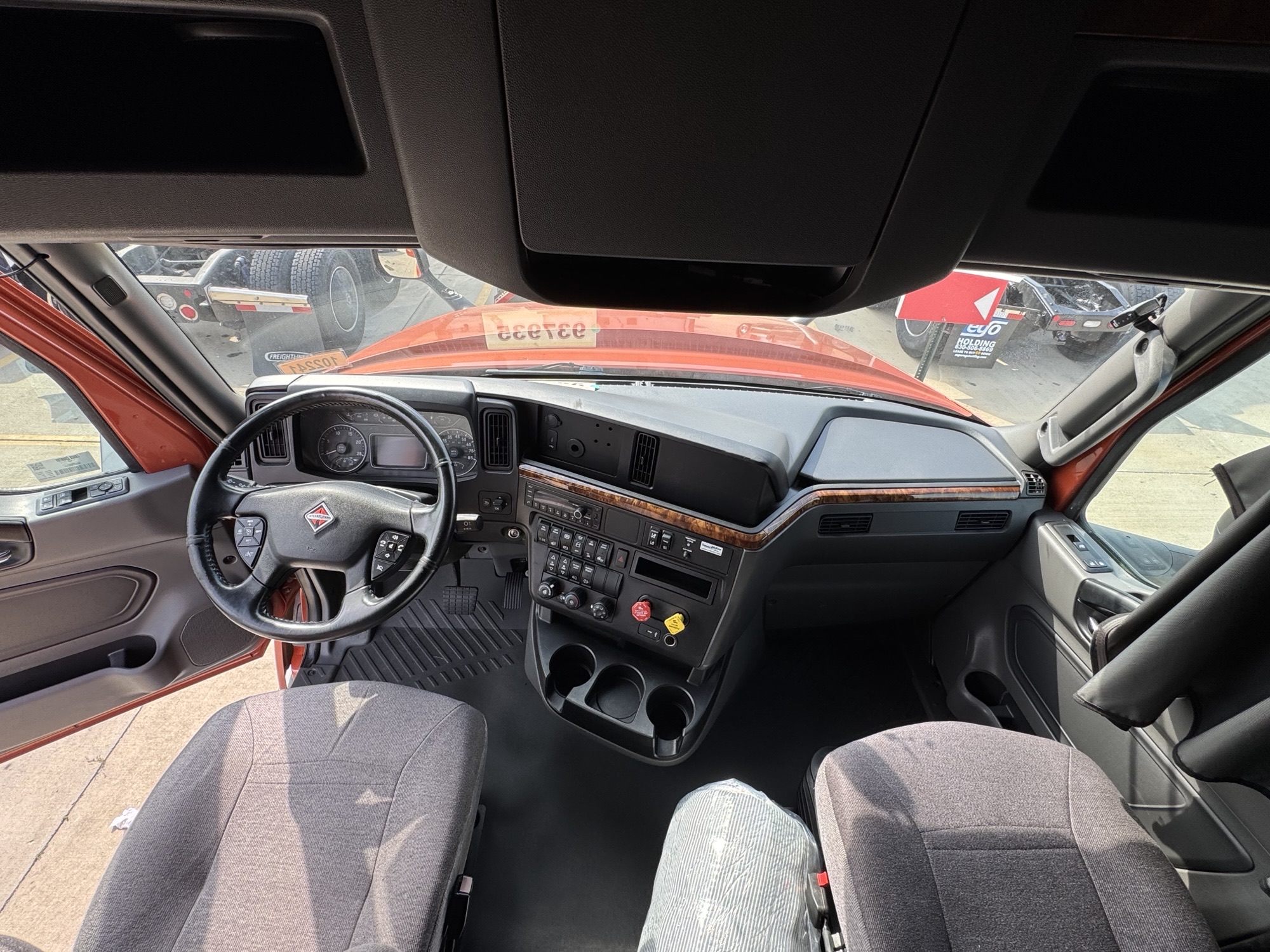 2022 International LT - image 3